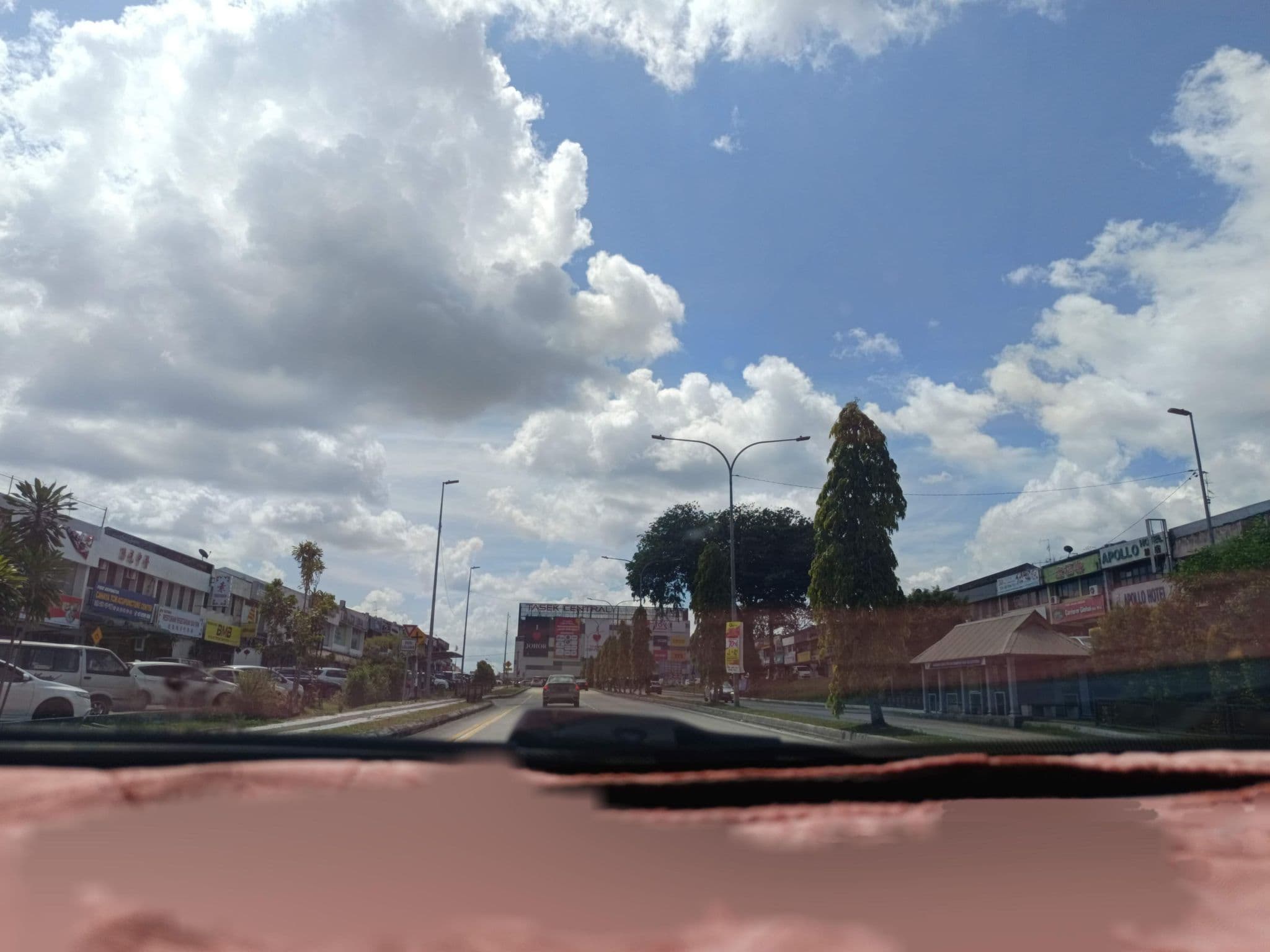 Street view near Laiing hotel, Mukim Pulai — © YikQin (CC BY-SA · Mapillary)