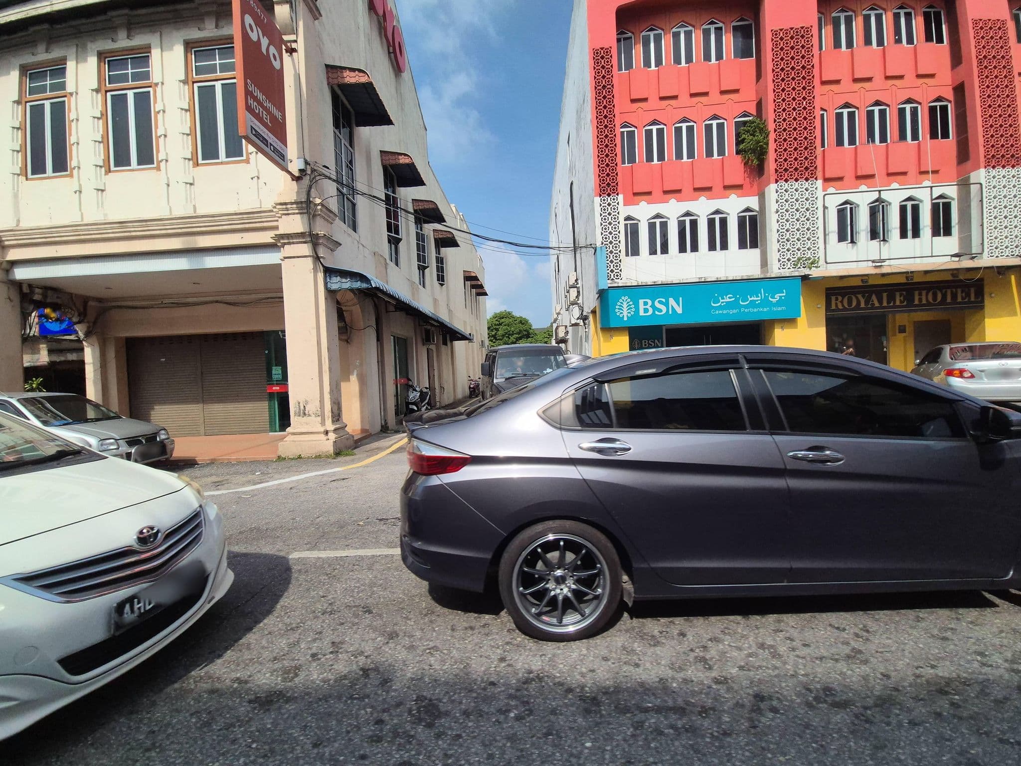 Street view near OYO Sunshine Hotel, Batu Gajah — © yjjcoolcool (CC BY-SA · Mapillary)