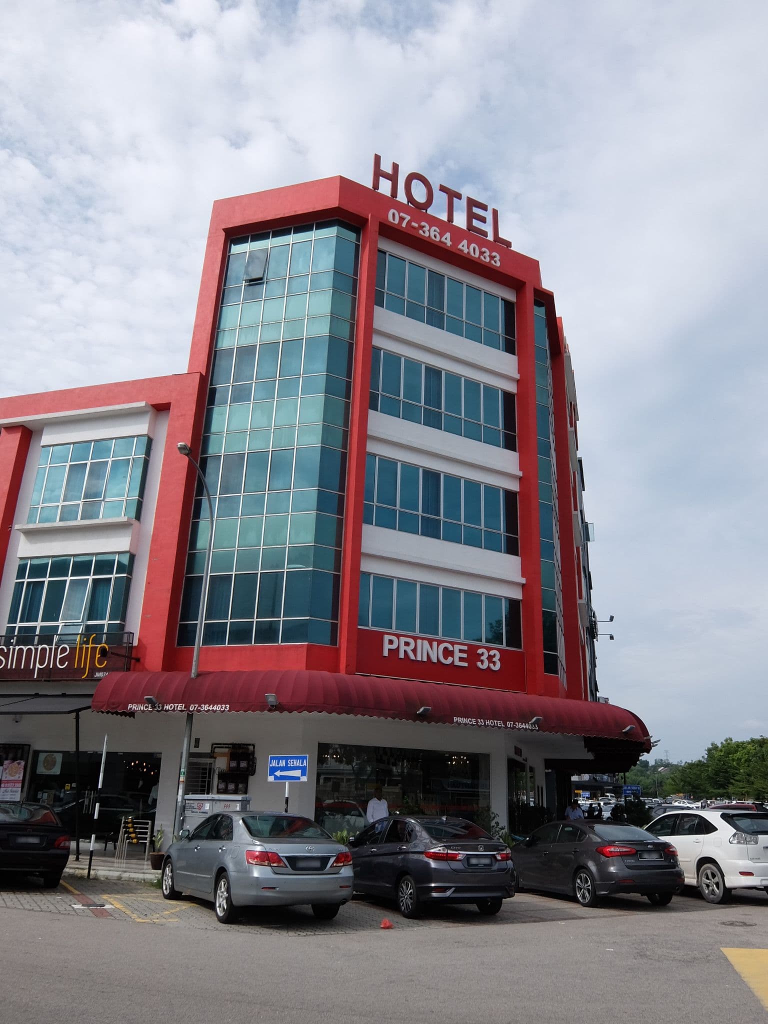 Prince 33 Hotel (via Wikimedia Commons, CC BY-SA 4.0)