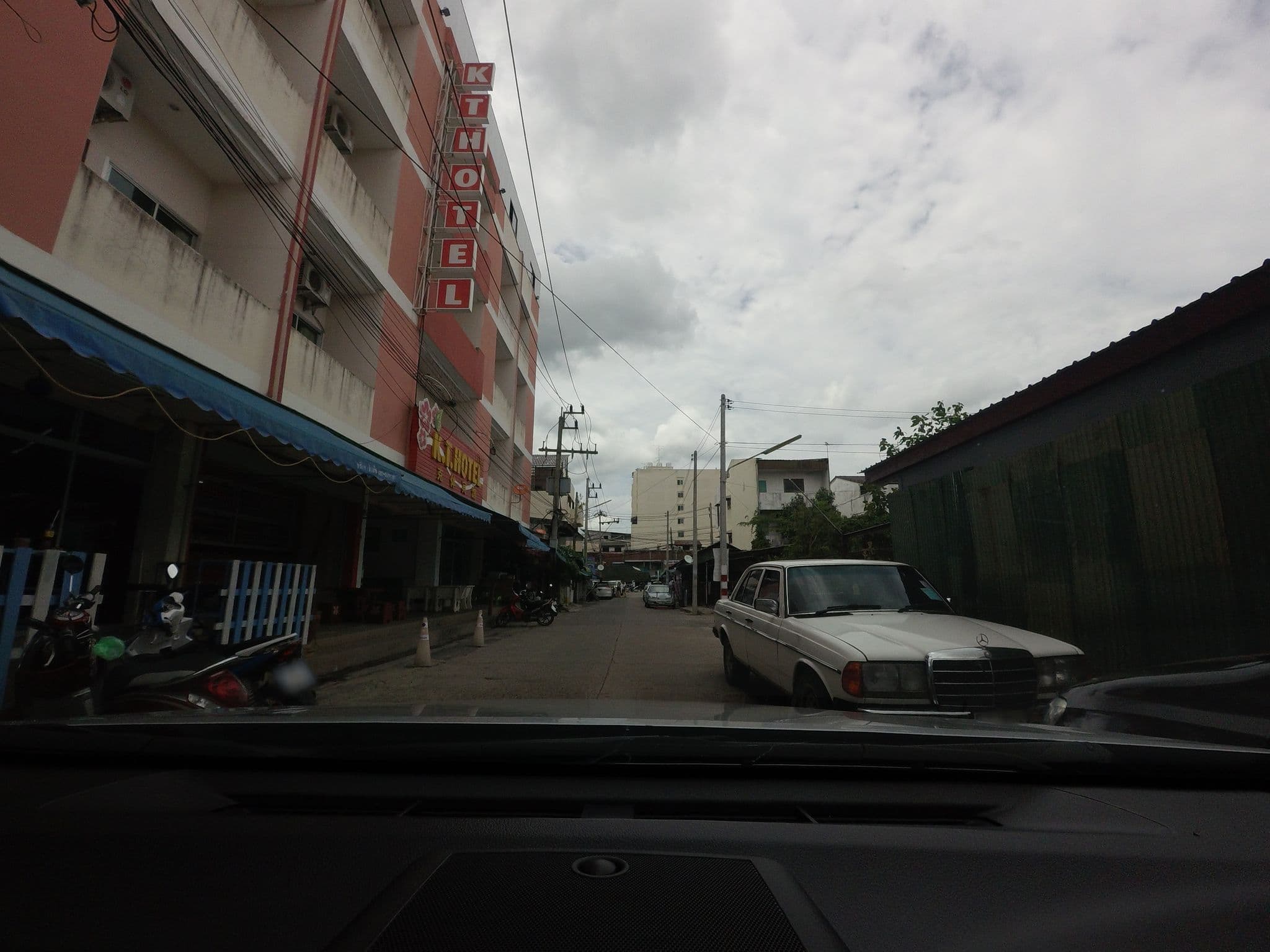 Street view near Paramount Palace Hotel, Bukit Kayu Hitam — © mishari (CC BY-SA · Mapillary)