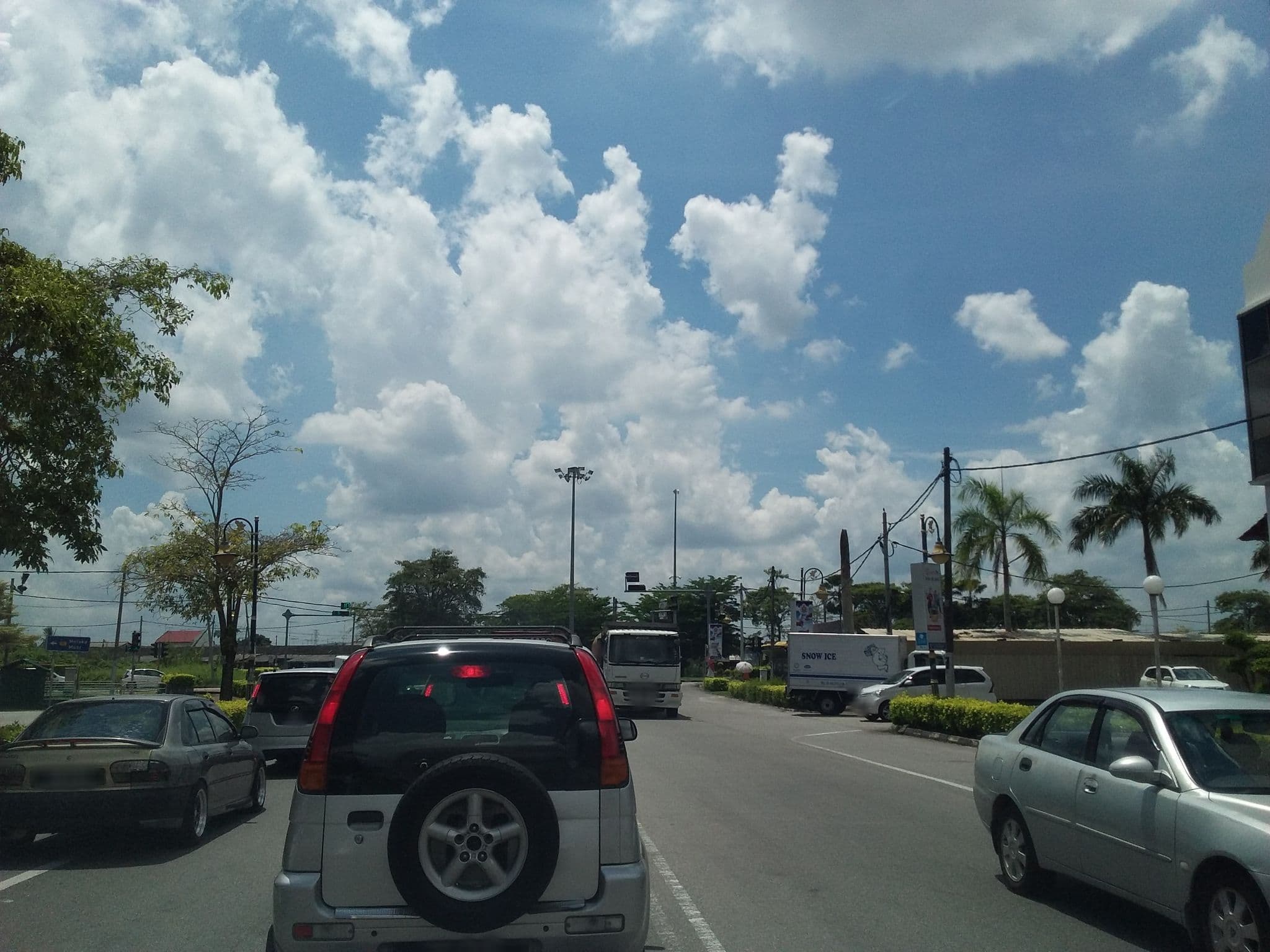 Street view near Pelican Hotel, Batu Pahat — © alandl (CC BY-SA · Mapillary)