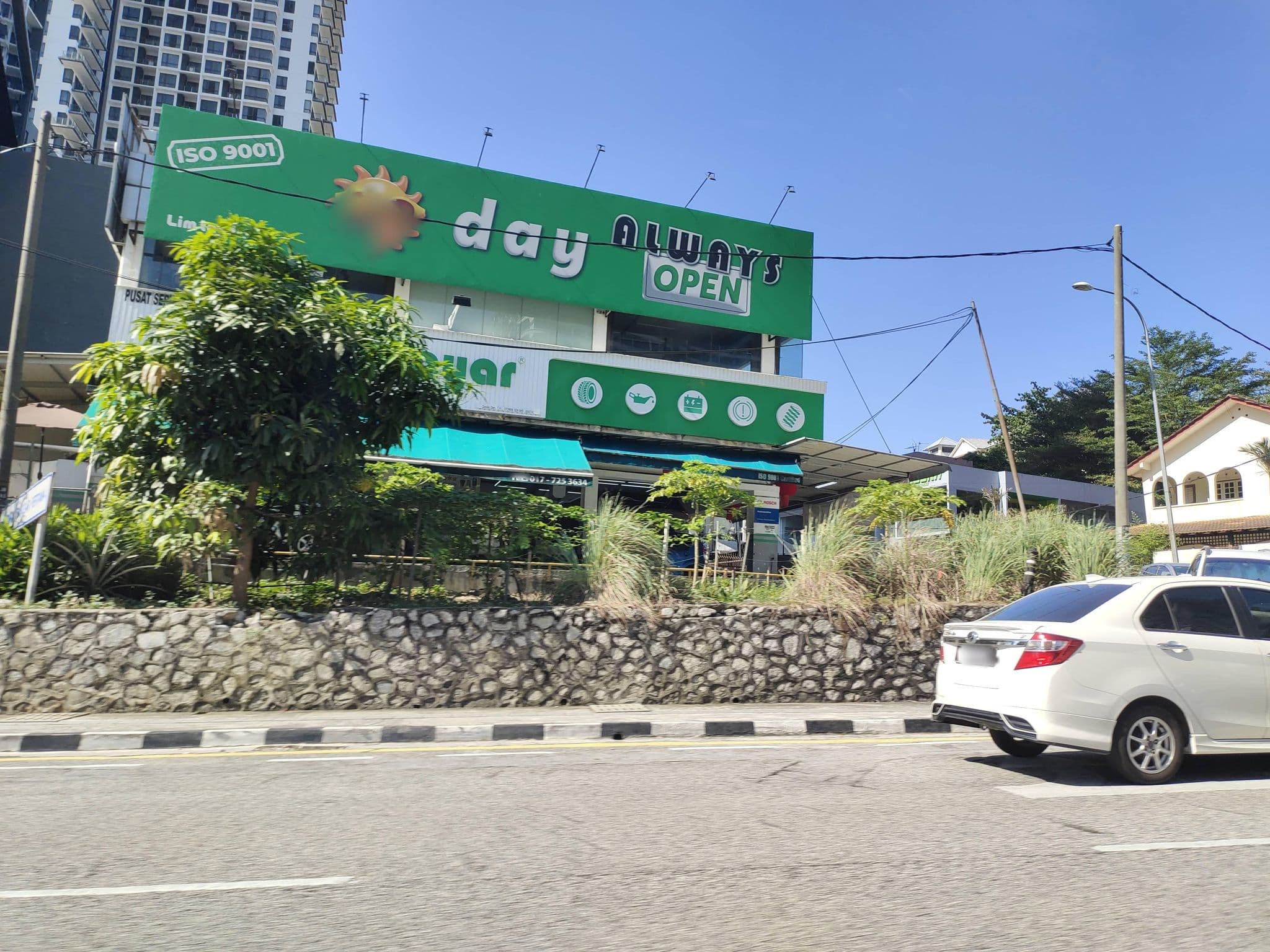 Street view near Holiday Inn Kuala Lumpur, Bangsar — © zh9567 (CC BY-SA · Mapillary)