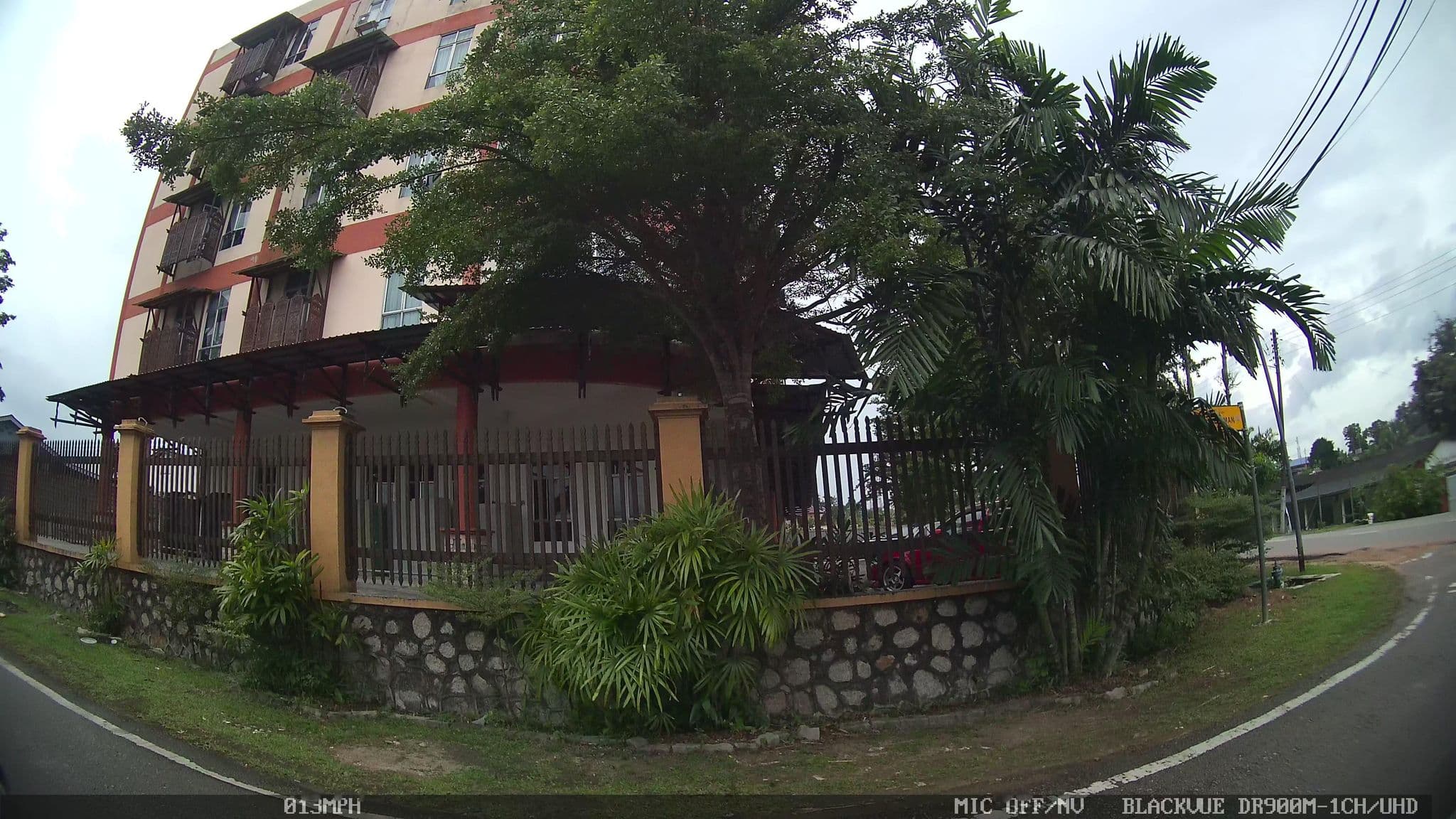 Street view near Asrama J.A.V, Kampung Larkin Lama — © kaart5 (CC BY-SA · Mapillary)