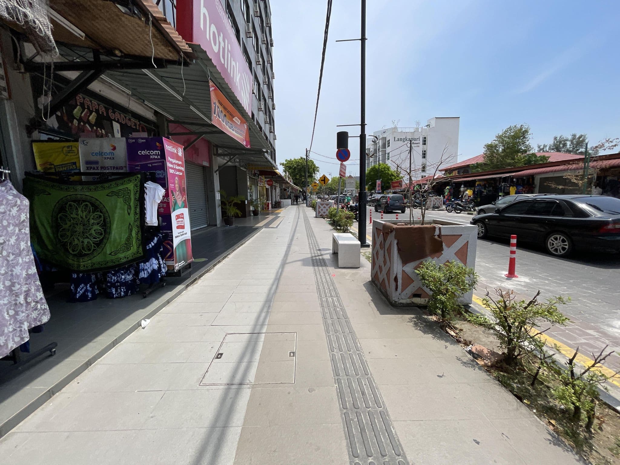 Street view near Langgura Baron Resort, Pantai Cenang — © filipb (CC BY-SA · Mapillary)