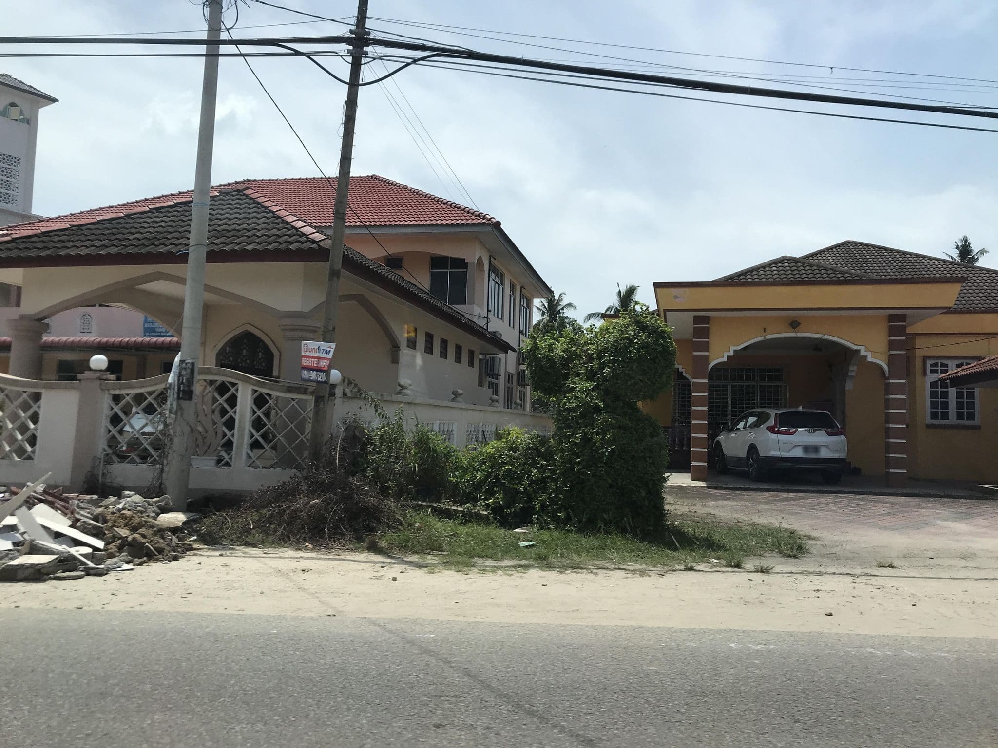 Street view near Bilik Tetamu Masjid al-Muhsinin, Kampong Tanjong Chat — © Jeddy (CC BY-SA · Mapillary)