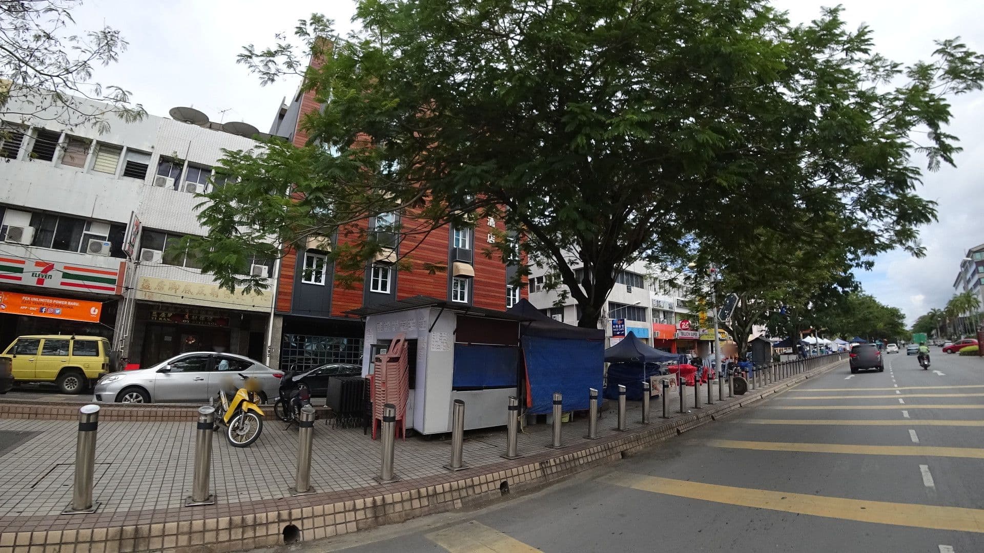 Street view near Kingwood Boutique Hotel, Miri