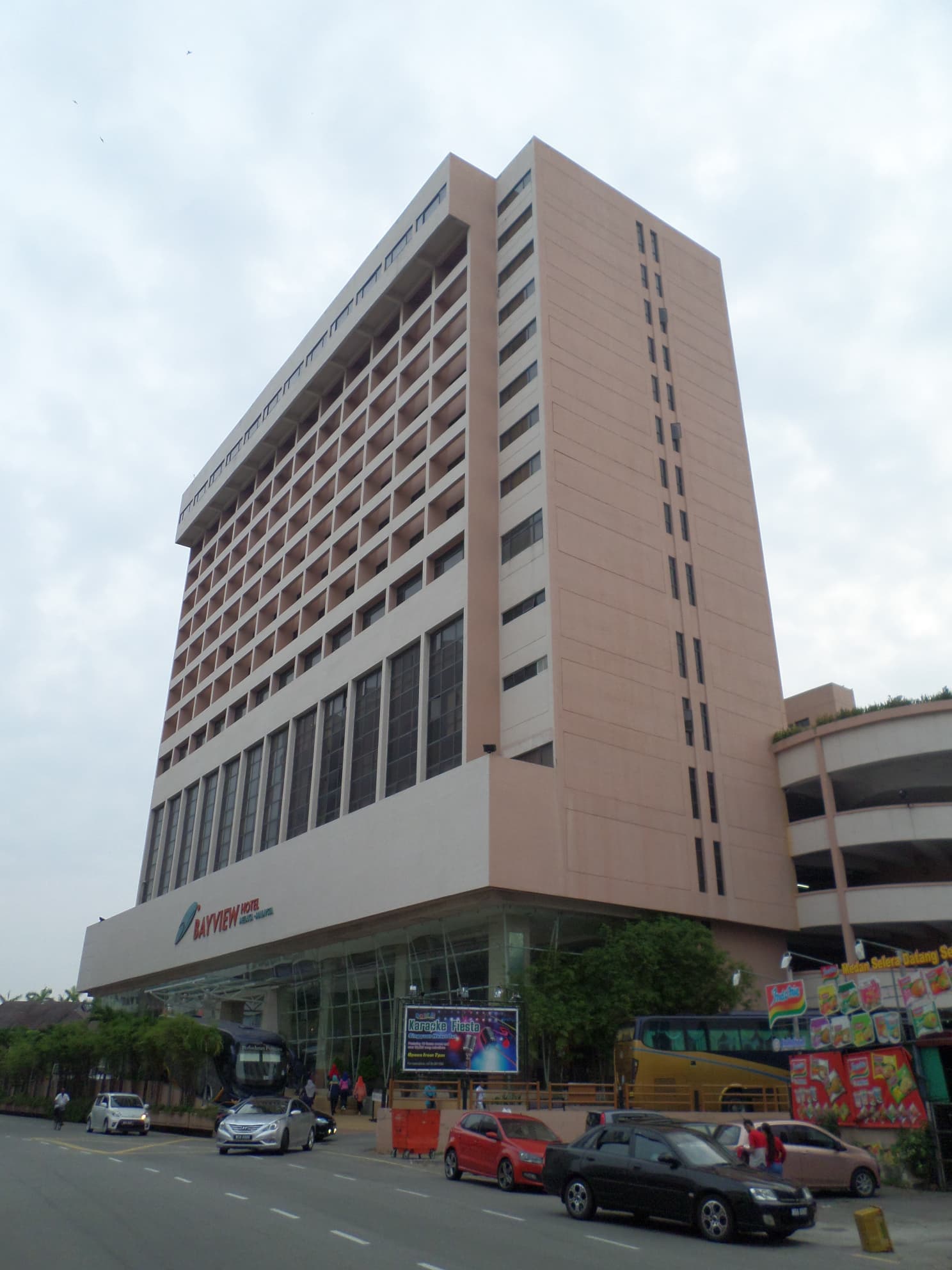 Bayview Hotel Melaka (via Wikimedia Commons, CC BY-SA 4.0)