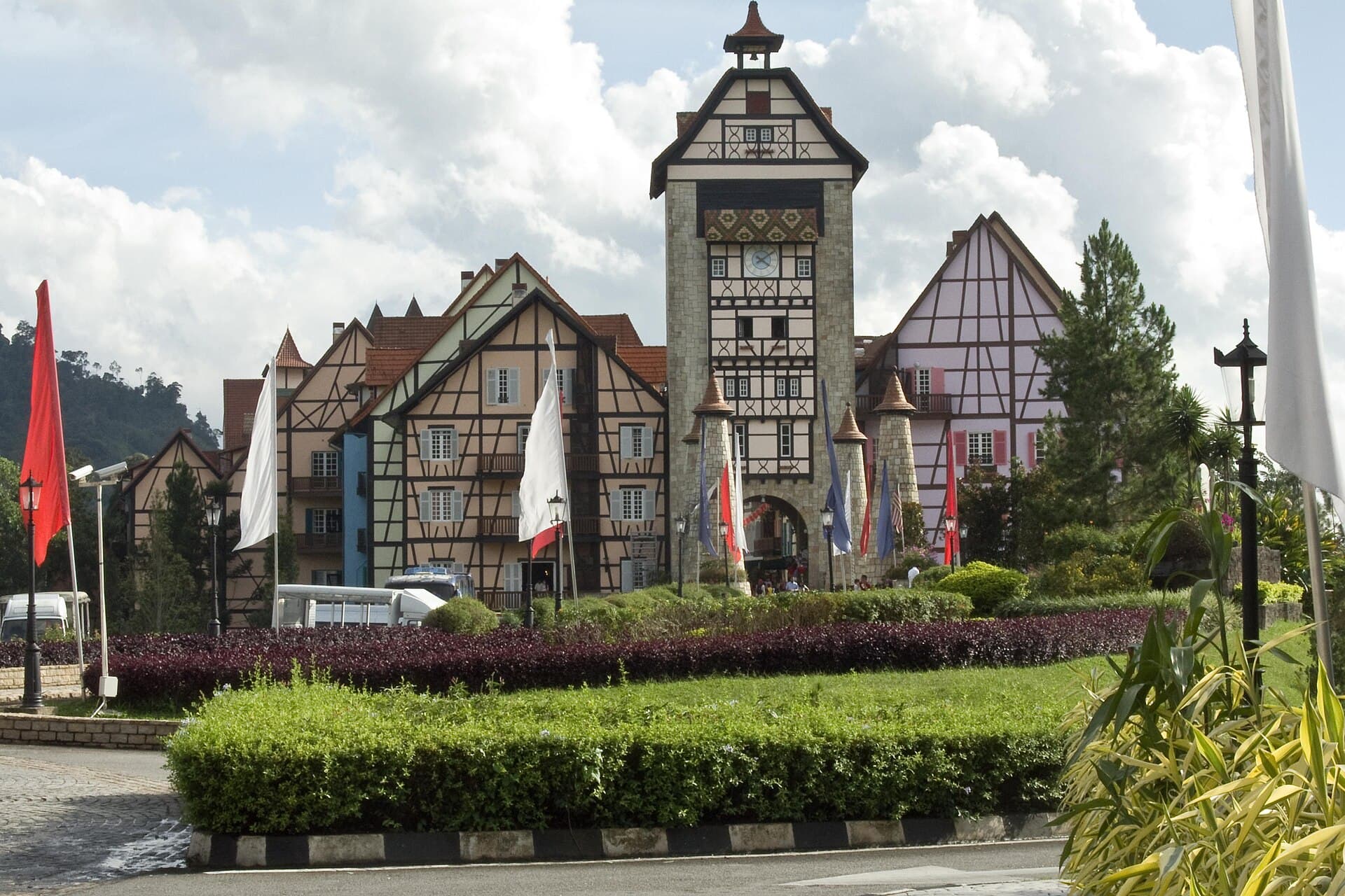 Colmar Tropicale (via Wikimedia Commons, CC BY-SA 3.0)