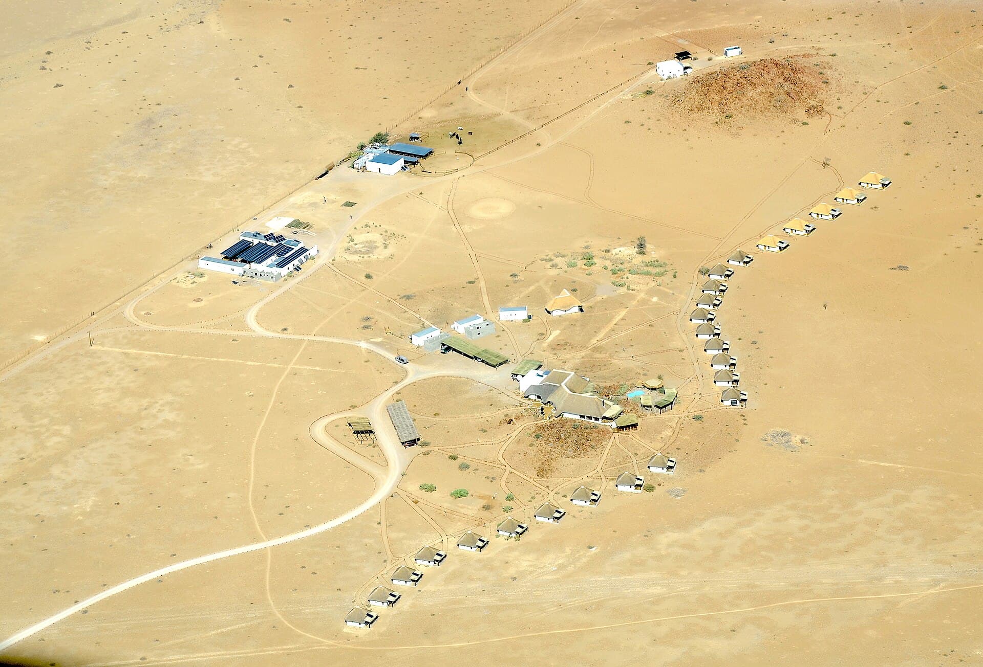 Desert Homestead Lodge (via Wikimedia Commons, CC BY-SA 4.0)