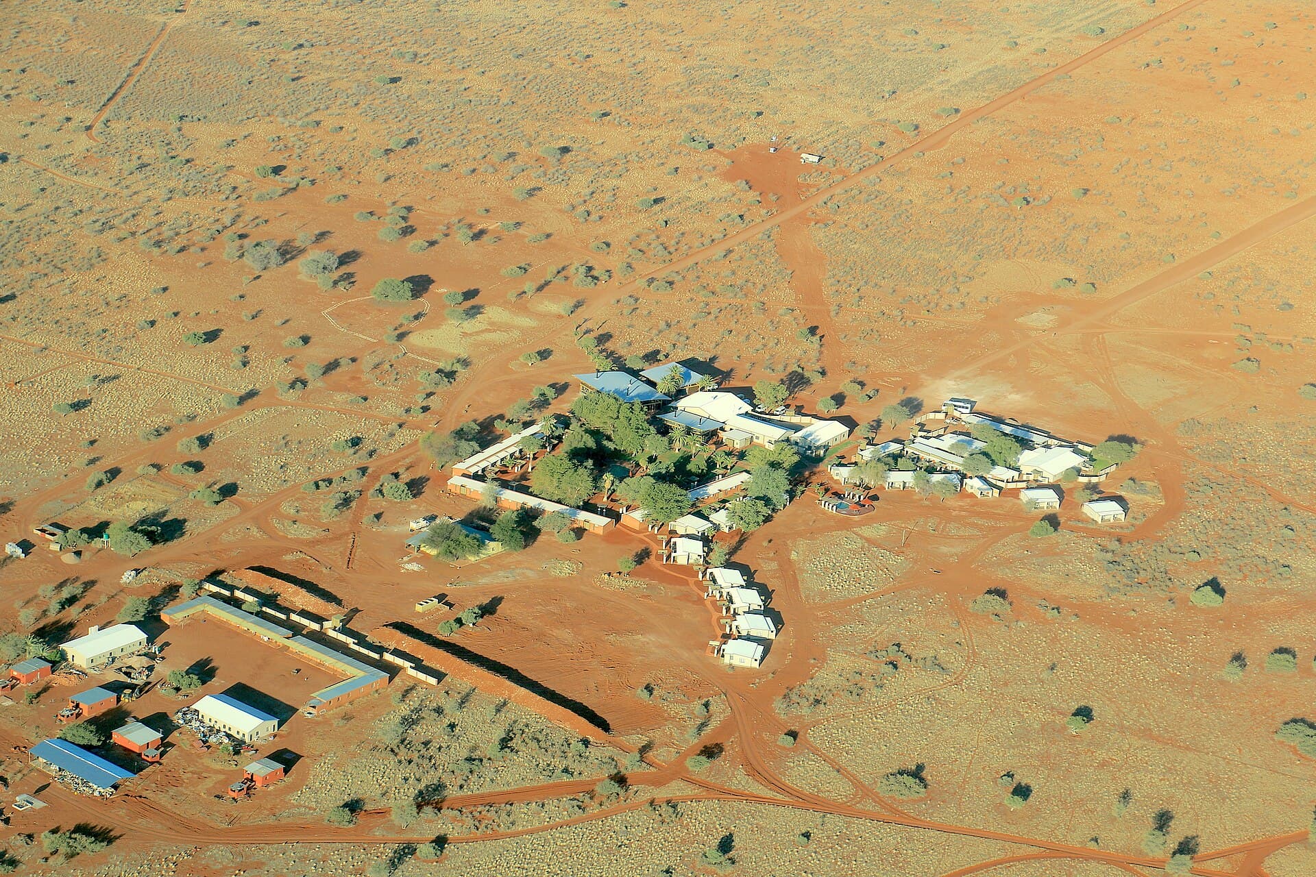 Kalahari Anib Lodge (via Wikimedia Commons, CC BY-SA 4.0)