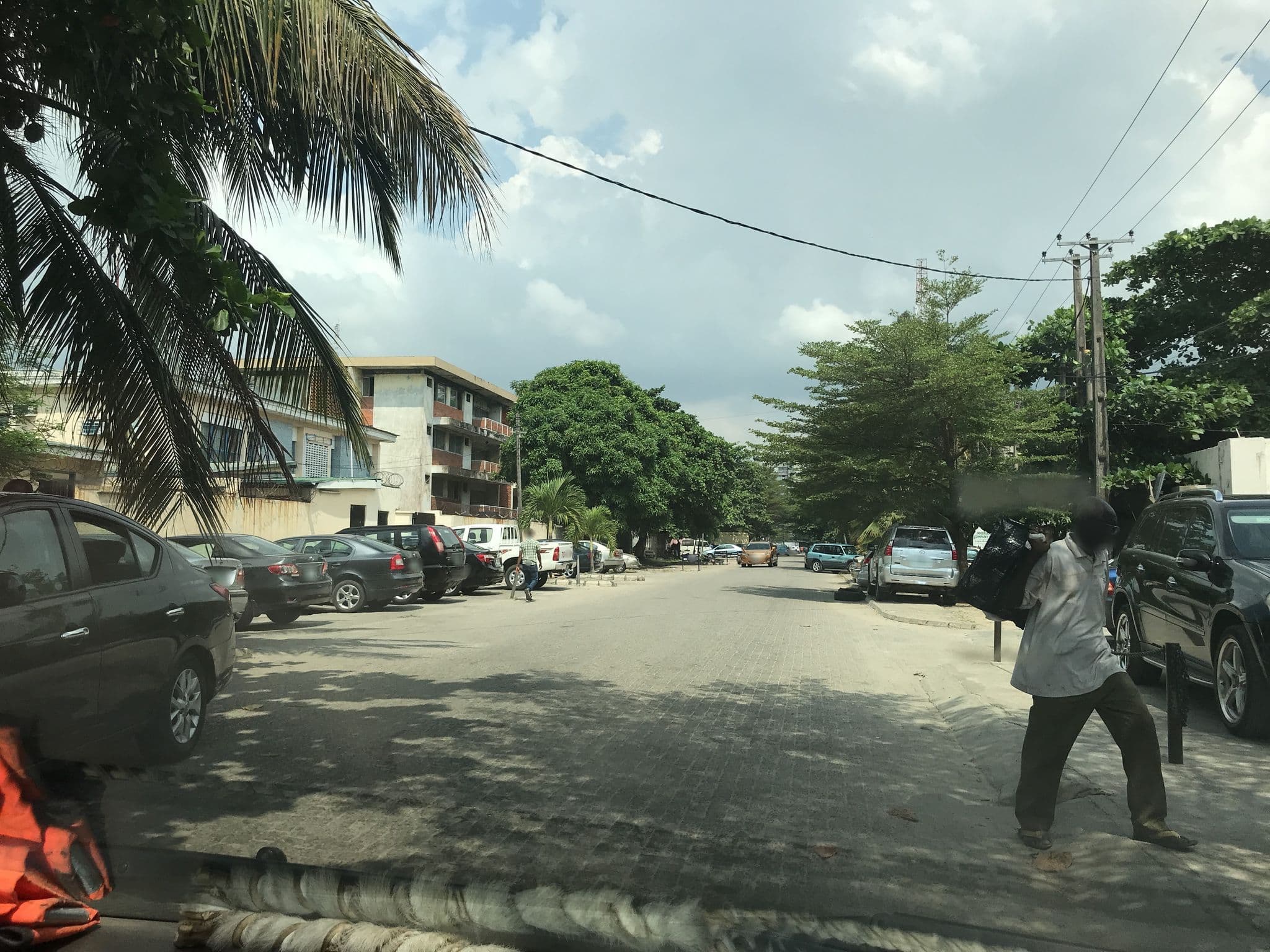 Street view near The Blowfish Hotel, Obalende — © perryman (CC BY-SA · Mapillary)