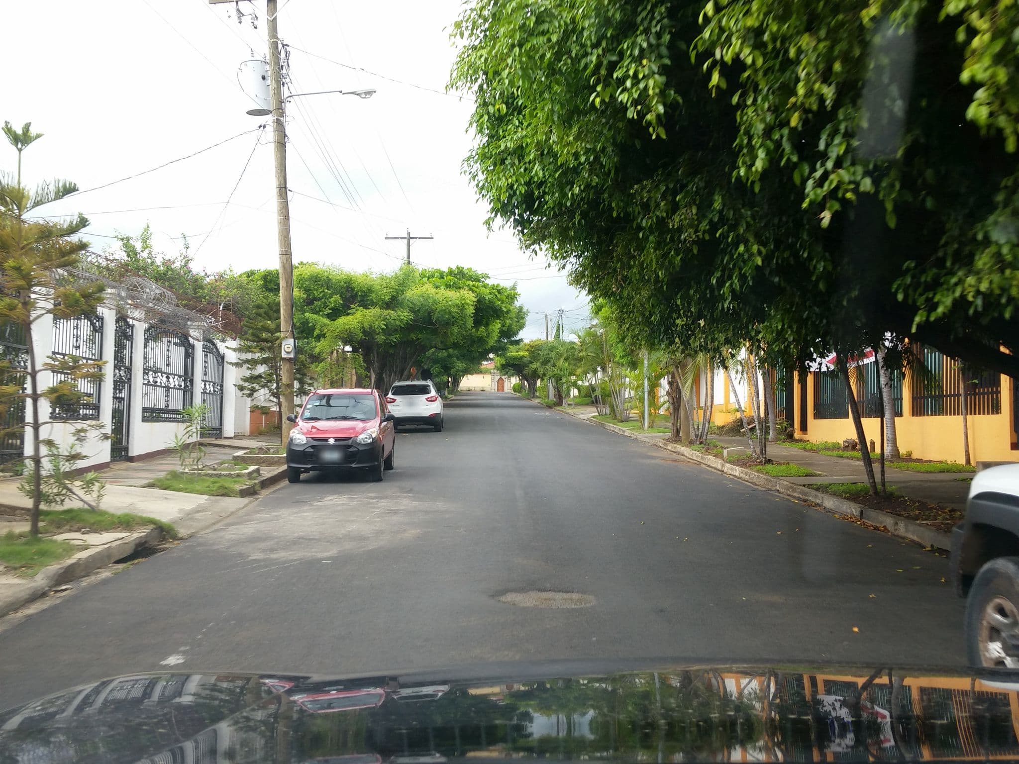 Street view near La Pyrámide Hotel Restaurante, Managua