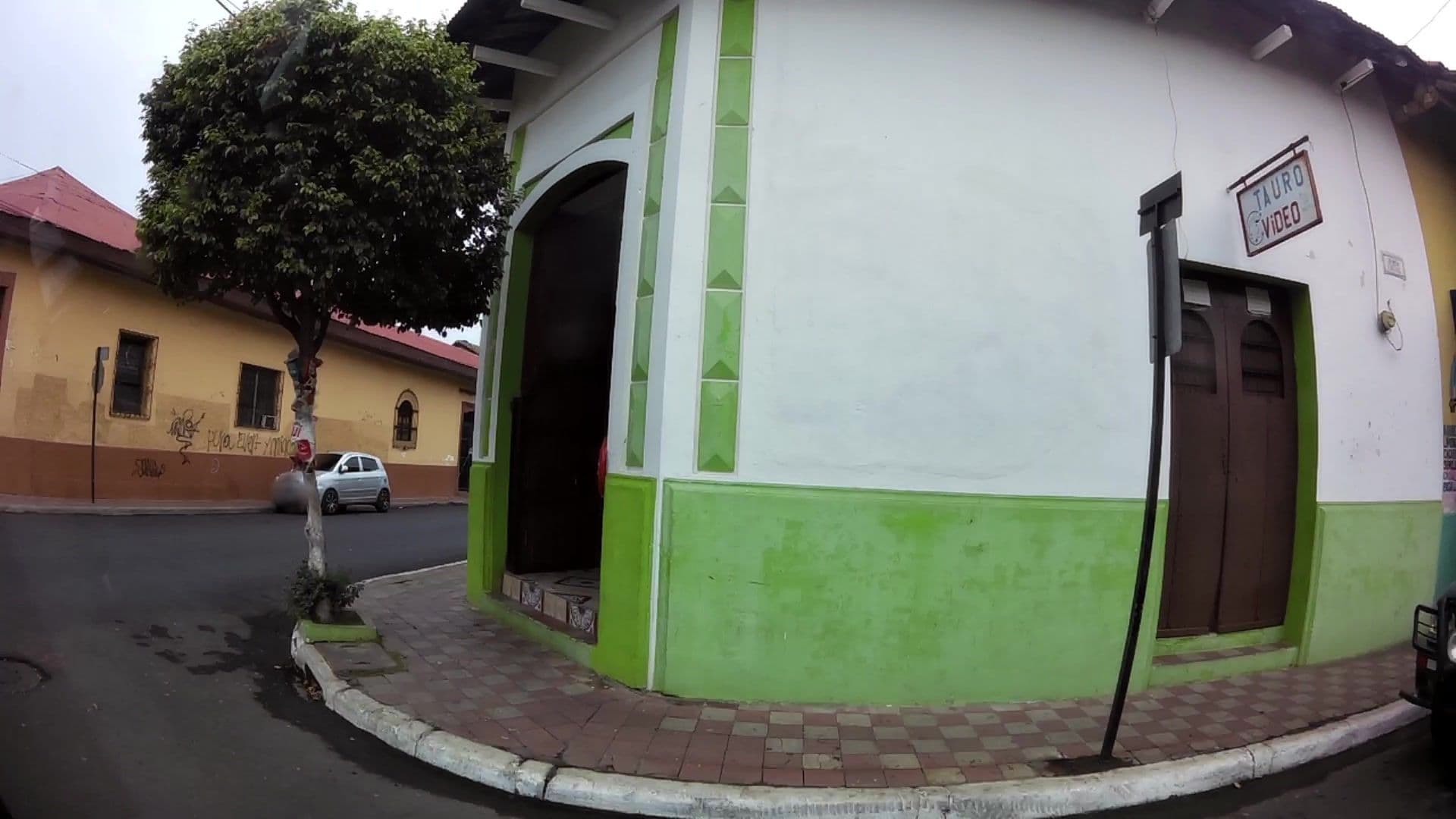 Street view near Hotel Flor de Sarta ***, León — © kaartcam (CC BY-SA · Mapillary)