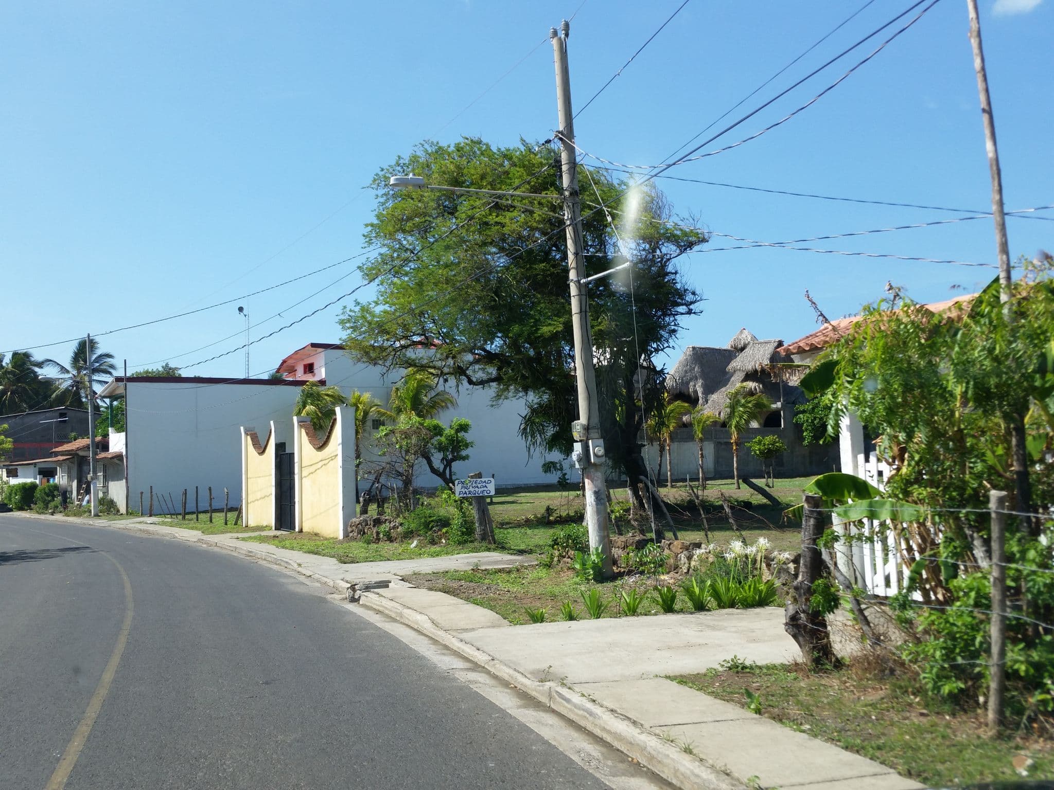 Street view near Nayal Lodge, Poneloya — © jaakkoh (CC BY-SA · Mapillary)