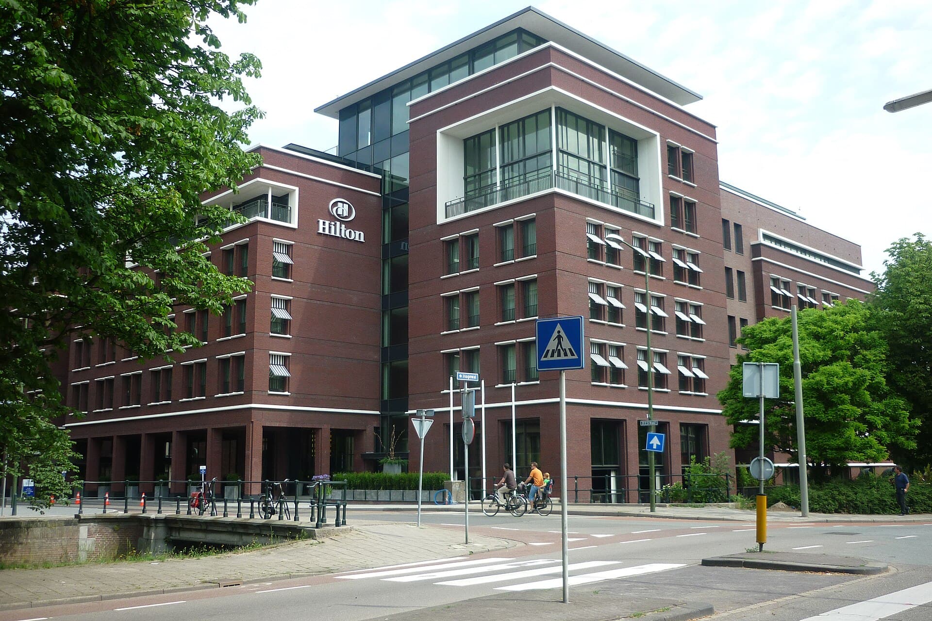 Hilton The Hague (via Wikimedia Commons, CC BY-SA 3.0)