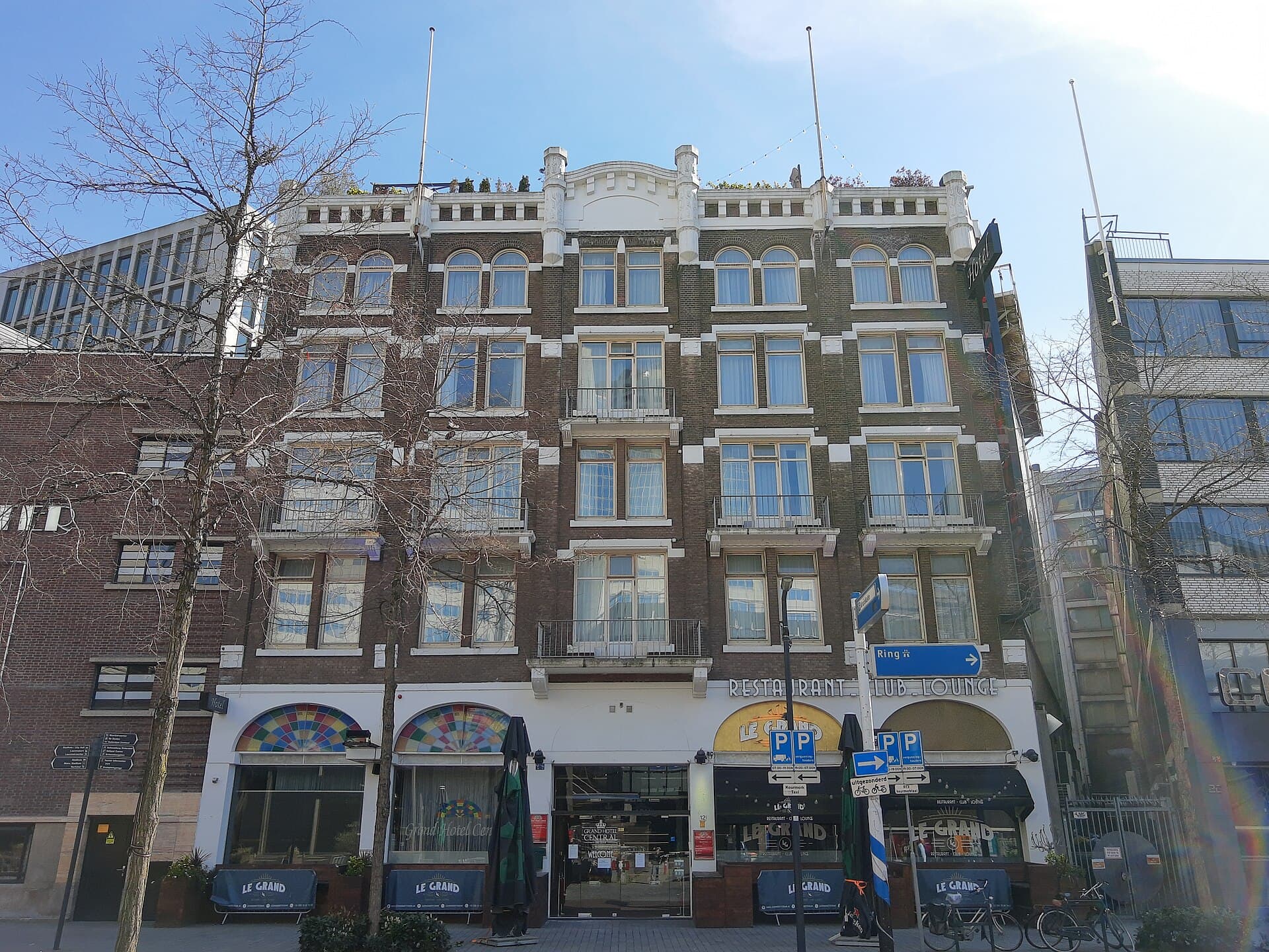 Grand Hotel Central (via Wikimedia Commons, CC BY-SA 4.0)