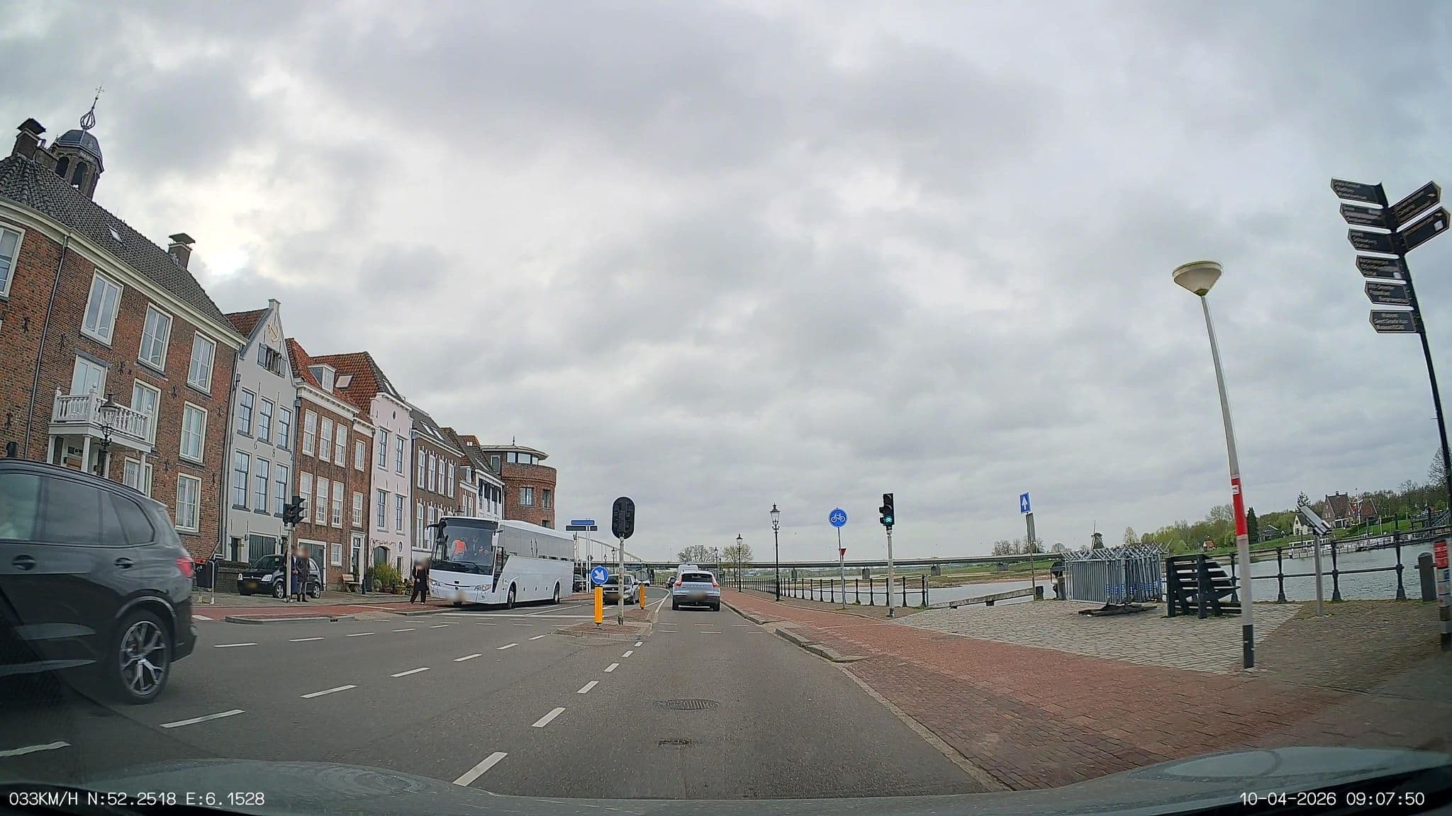 Street view near Hotel de Vischpoorte, De Hoven — © thewizard (CC BY-SA · Mapillary)