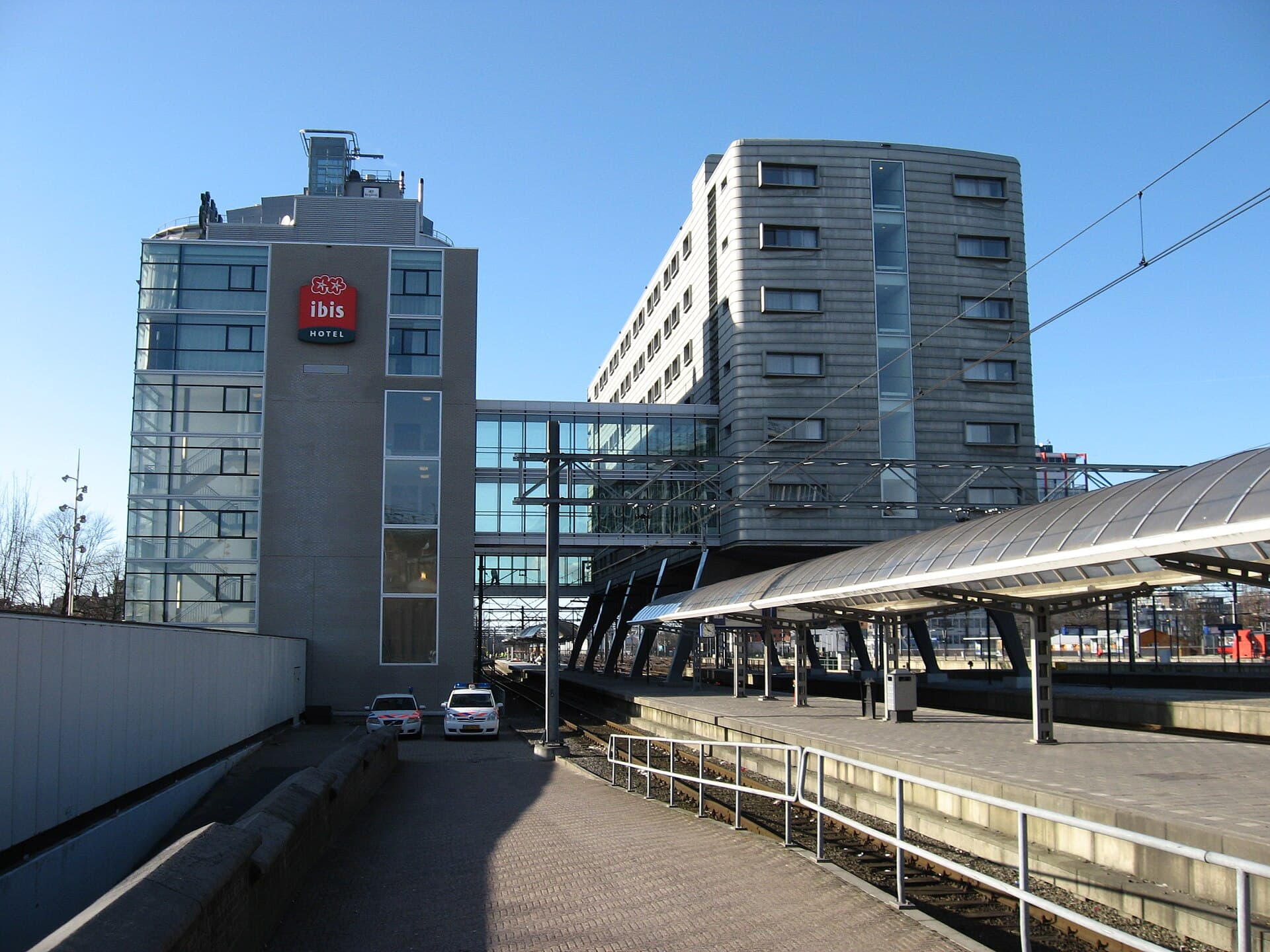 ibis Amsterdam Centre (via Wikimedia Commons, CC BY-SA 3.0)