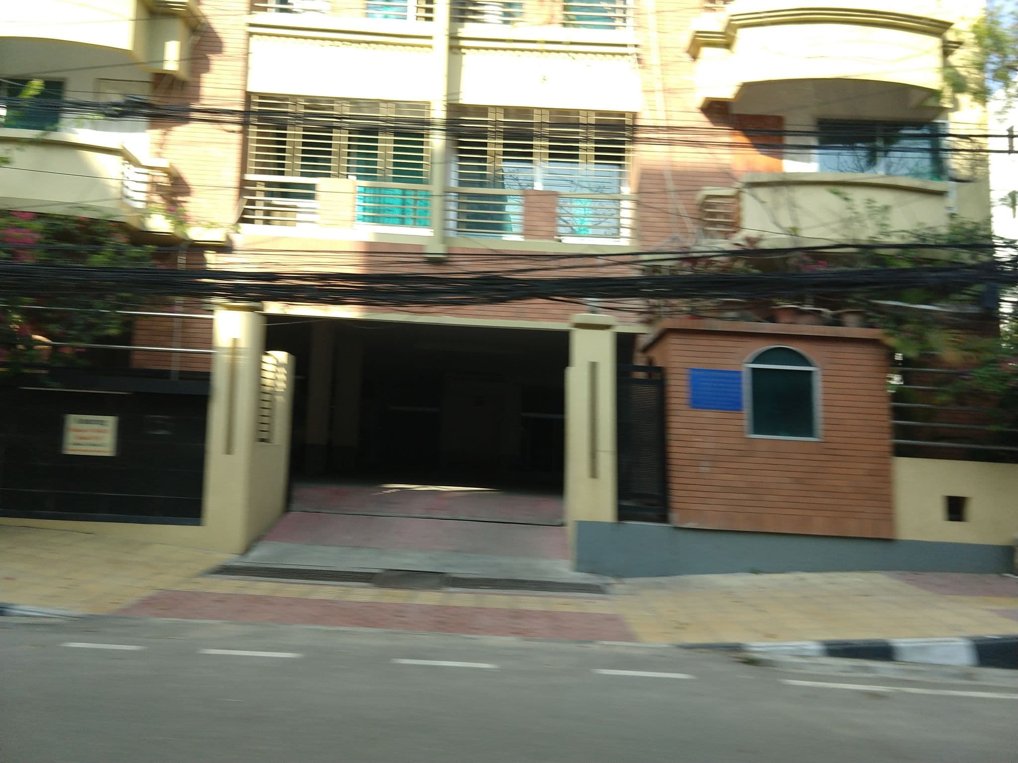 Street view near White House Bed and Breakfast, Bhatara — © danbjoseph (CC BY-SA · Mapillary)