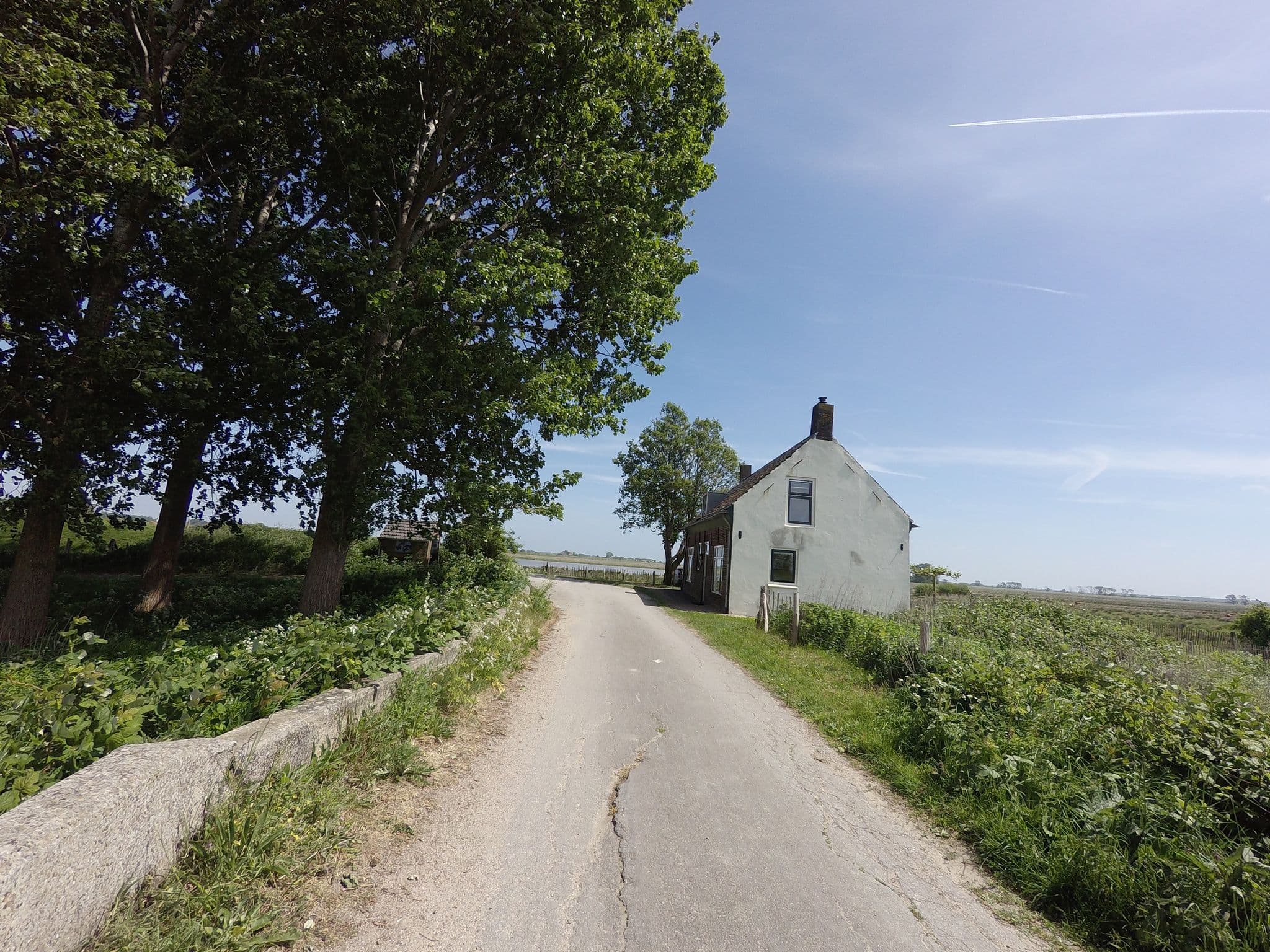 Street view near Sluiswachterswoning, Zuid-Beijerland — © ankeric (CC BY-SA · Mapillary)