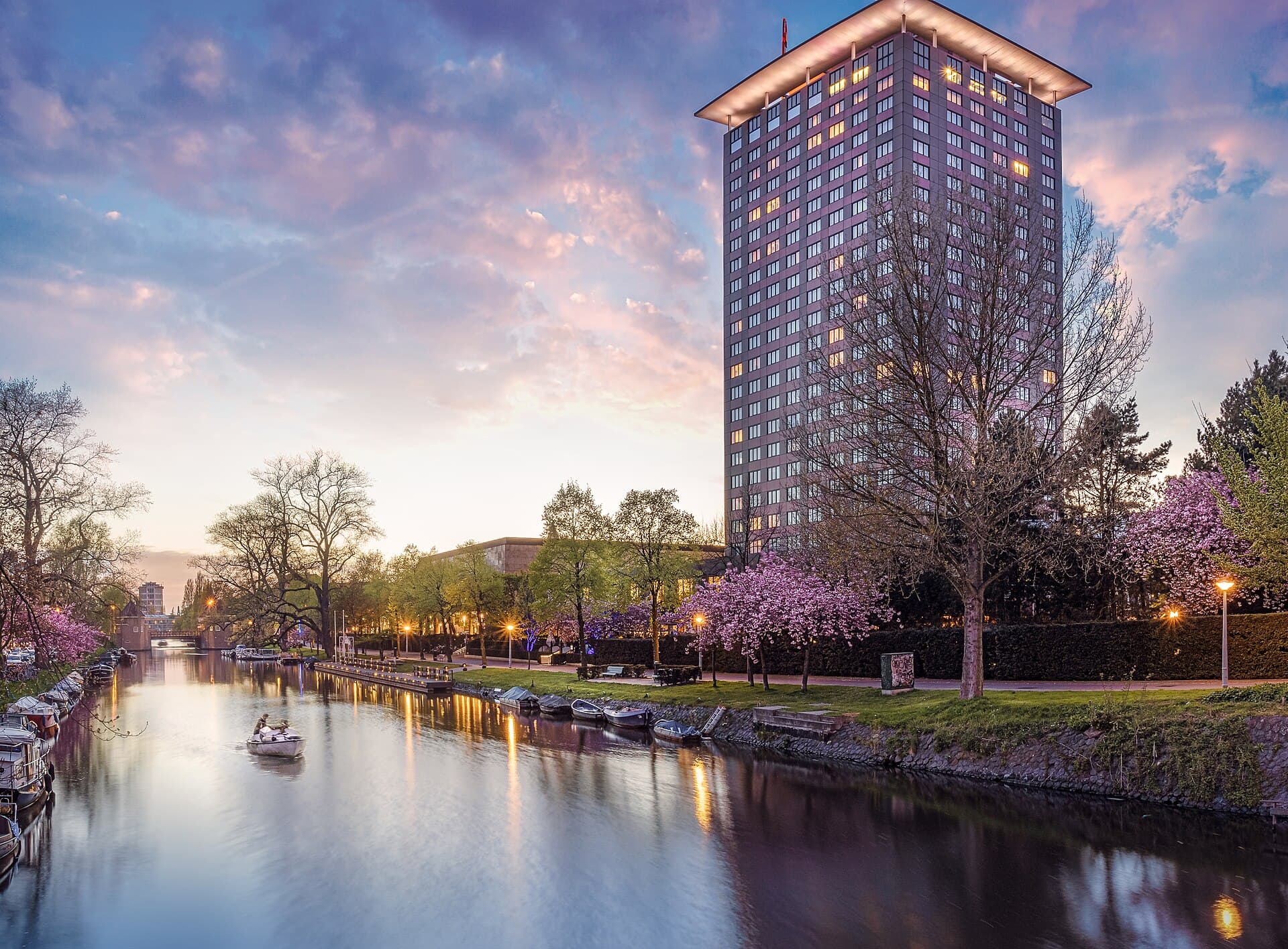 Hotel Okura Amsterdam (via Wikimedia Commons, CC BY-SA 4.0)