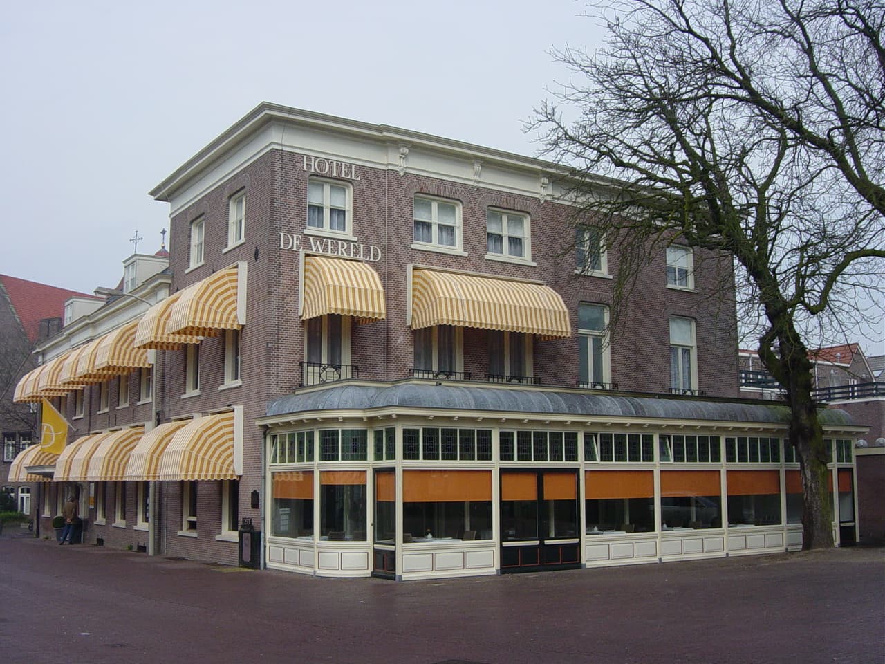 Hotel De Wereld (via Wikimedia Commons, CC BY-SA 3.0)