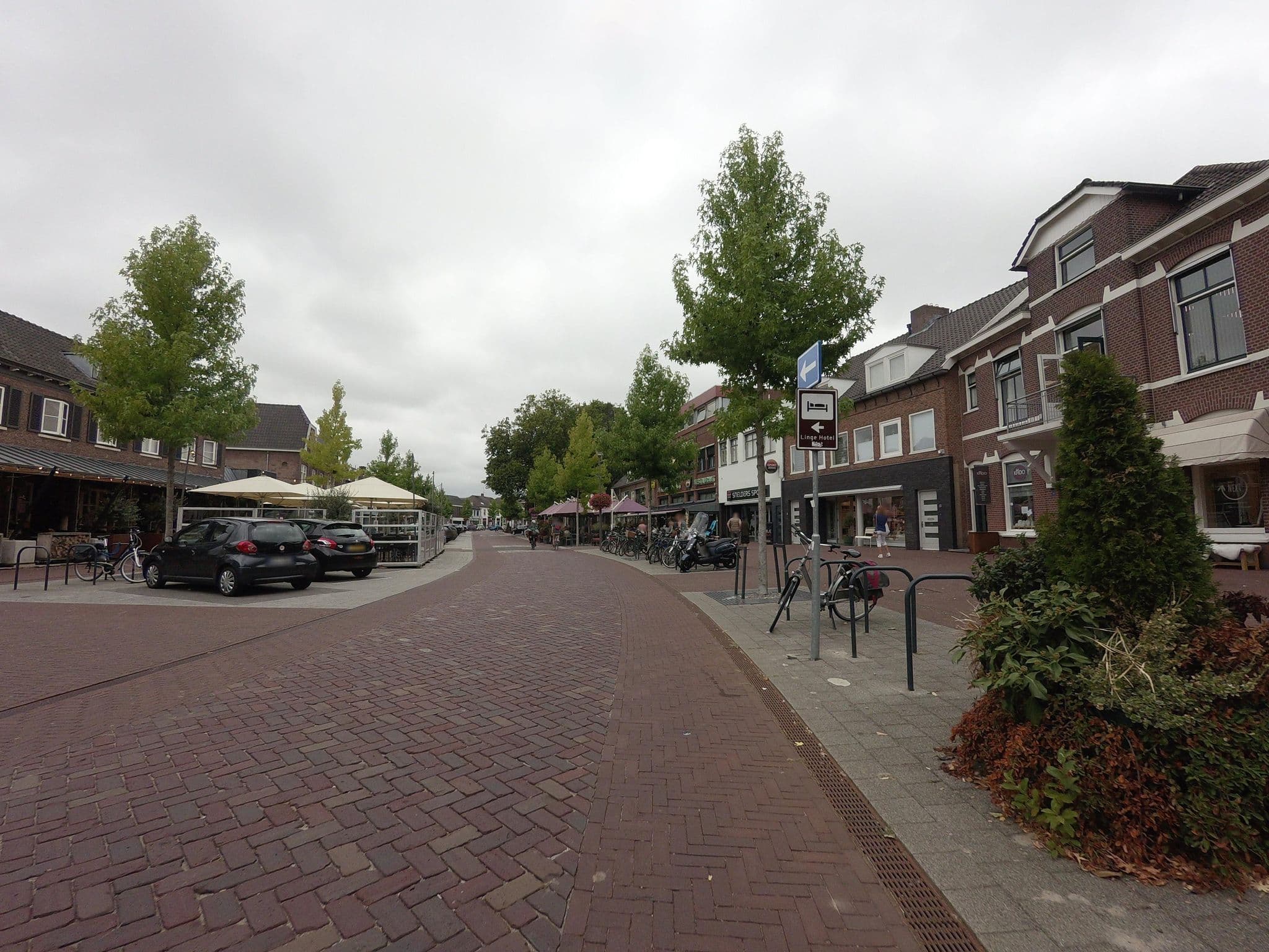 Street view near Linge Hotel, Elst — © ankeric (CC BY-SA · Mapillary)