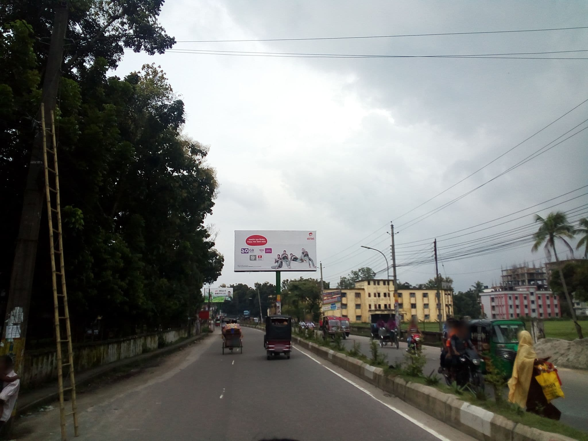 Street view near Shilpacharjo Joynal Abedin Hostel শিল্পাচার্য জয়নাল আবেদিন হোস্টেল, Mymensingh — © azam17 (CC BY-SA · Mapillary)