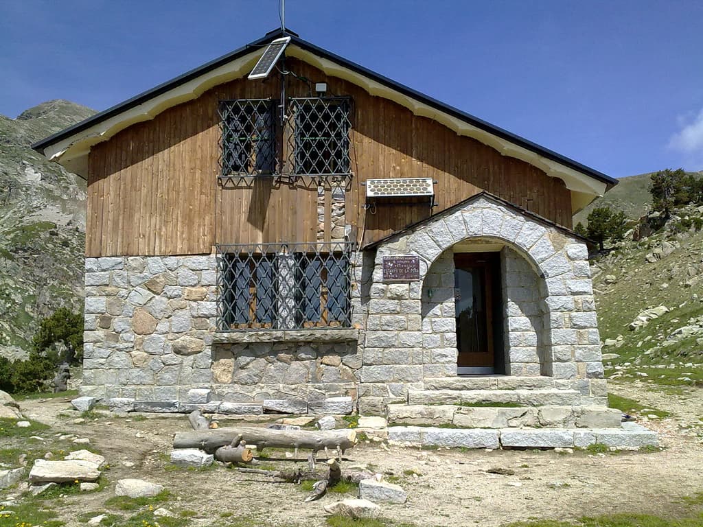 Refugi dels Estanys de la Pera (via Wikimedia Commons, CC BY-SA 2.0)