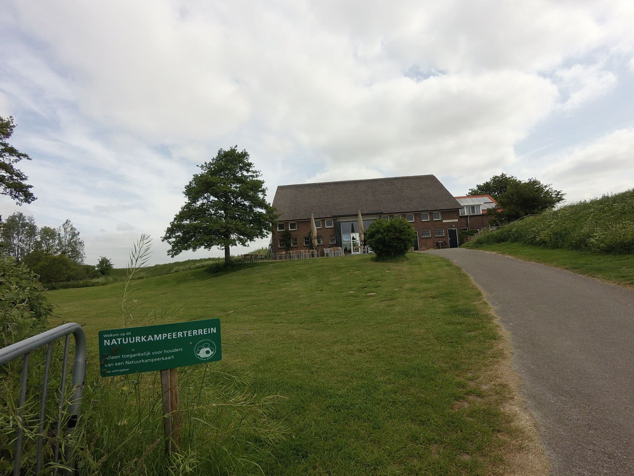 Street view near Glamping Cast Away eiland Tiengemeten, Zuid-Beijerland — © ankeric (CC BY-SA · Mapillary)