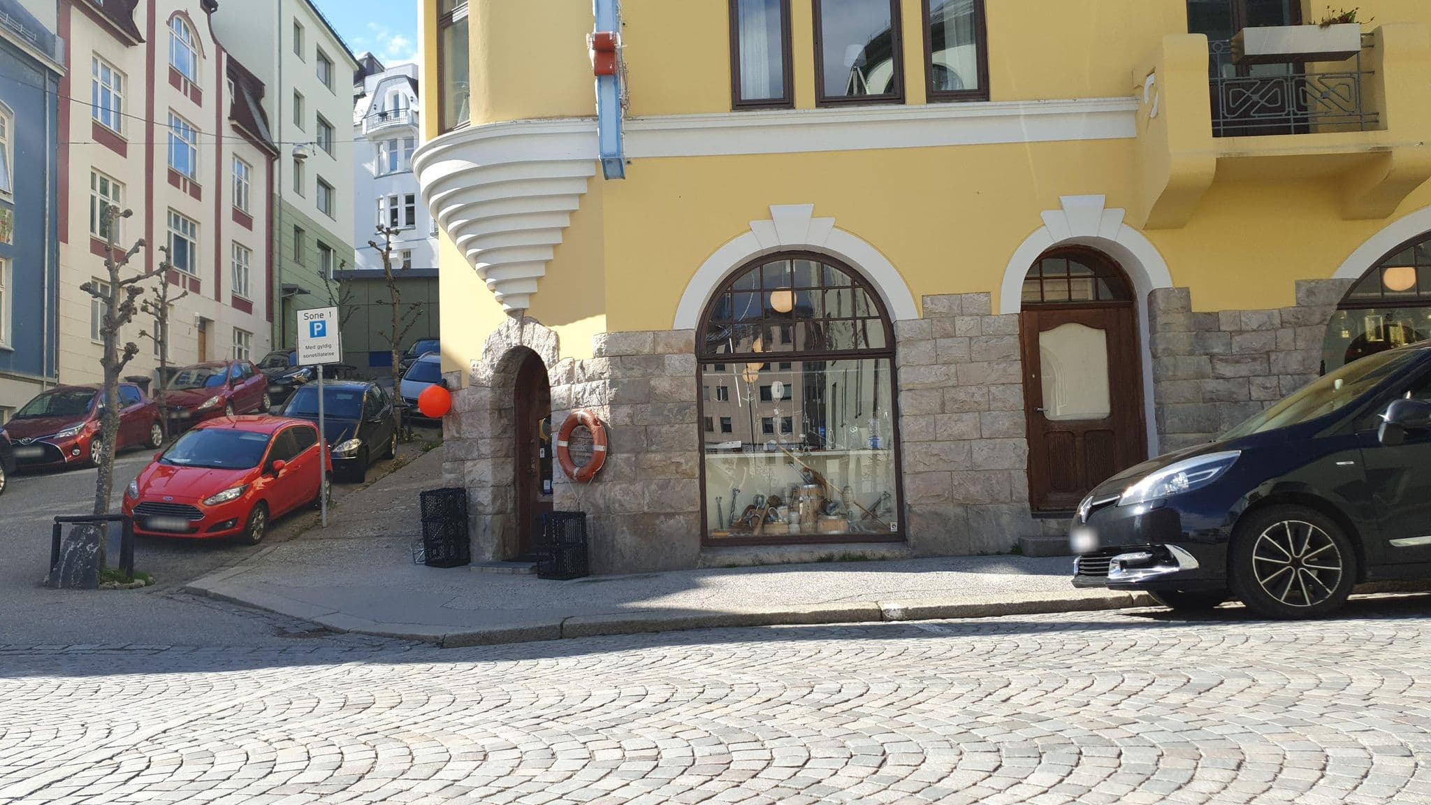 Street view near Hotel Brosundet, Ålesund — © pbb (CC BY-SA · Mapillary)