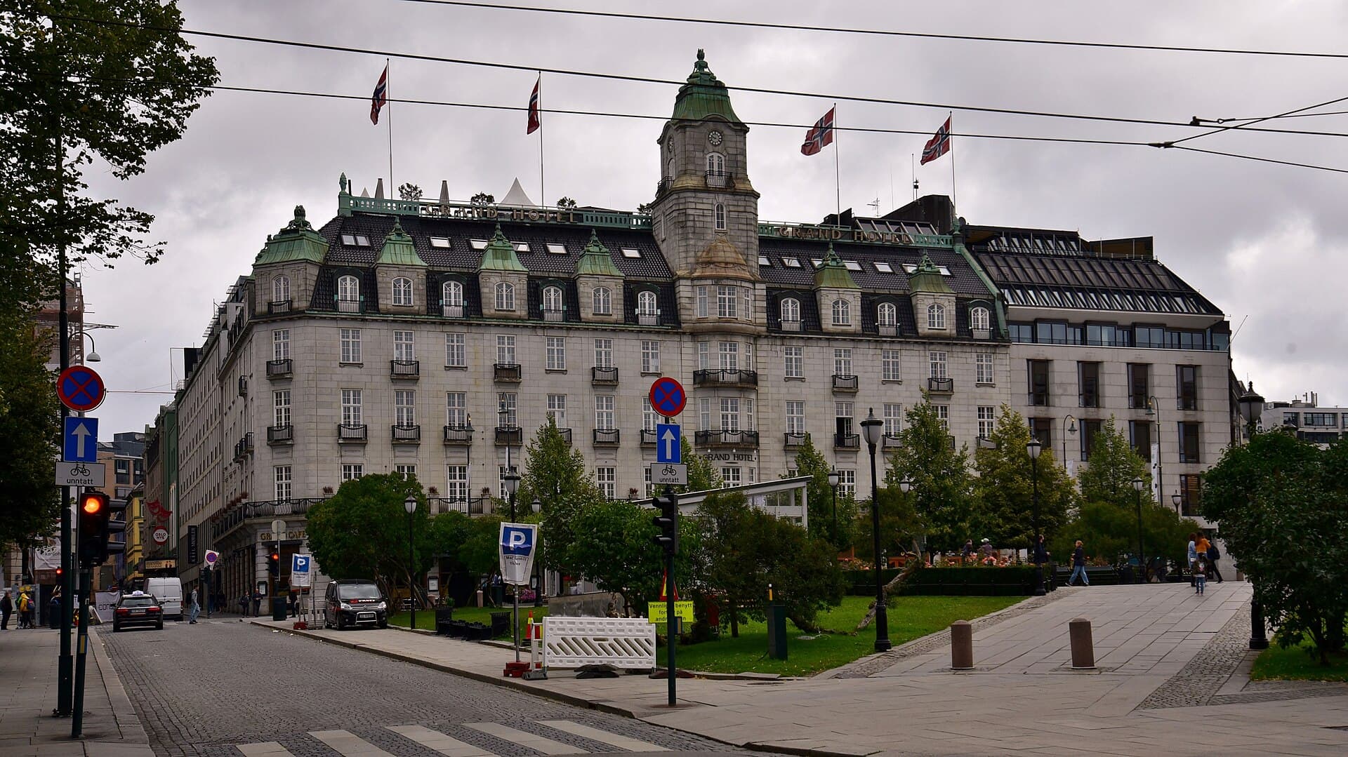 Grand Hotel (via Wikimedia Commons, CC BY-SA 4.0)