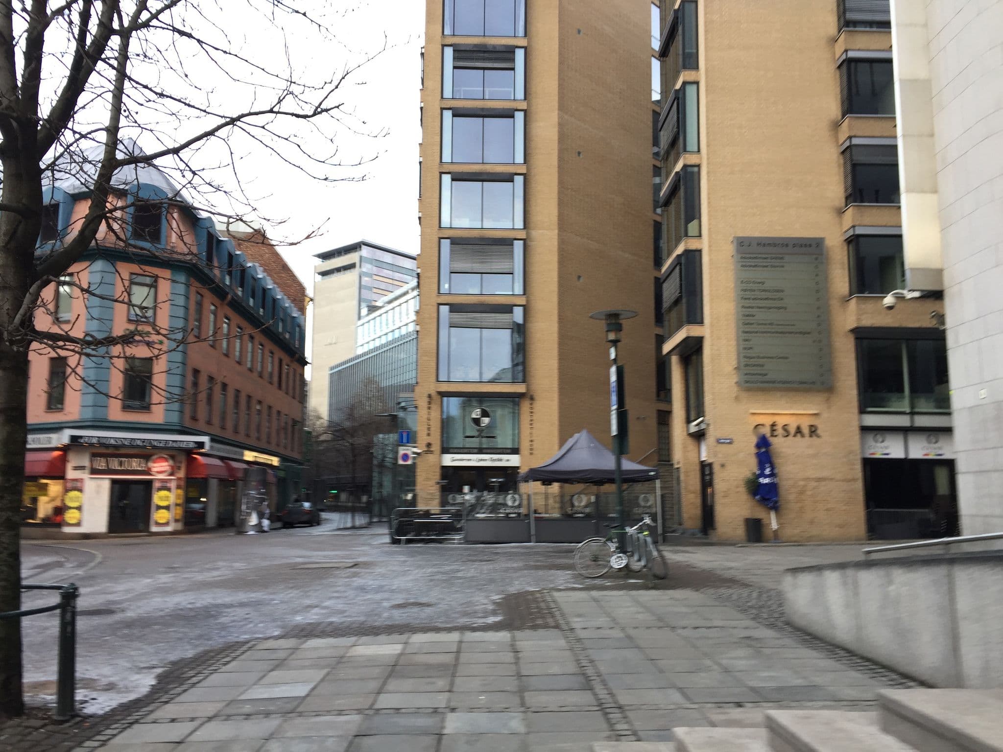 Street view near Thon Hotel Rosenkrantz, Oslo — © richlv (CC BY-SA · Mapillary)