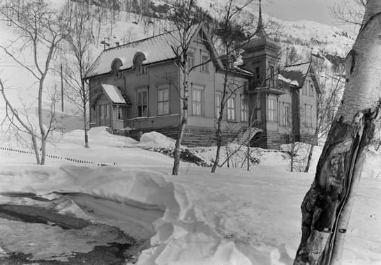 Sulitjelma hotell (via Wikimedia Commons, CC BY-SA 4.0)