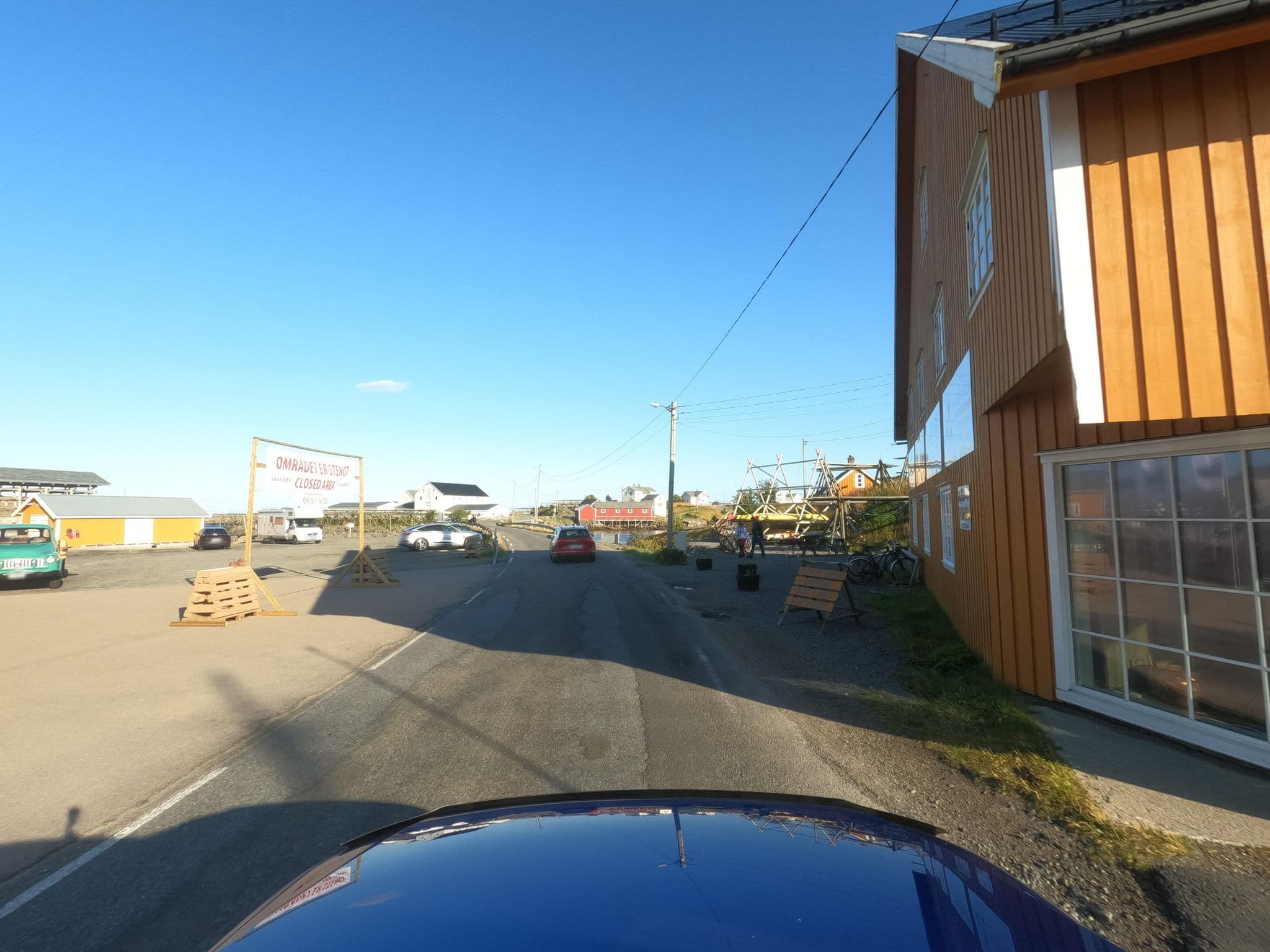 Street view near Sakrisøy Rorbuer, Gravdal — © catoandersen (CC BY-SA · Mapillary)