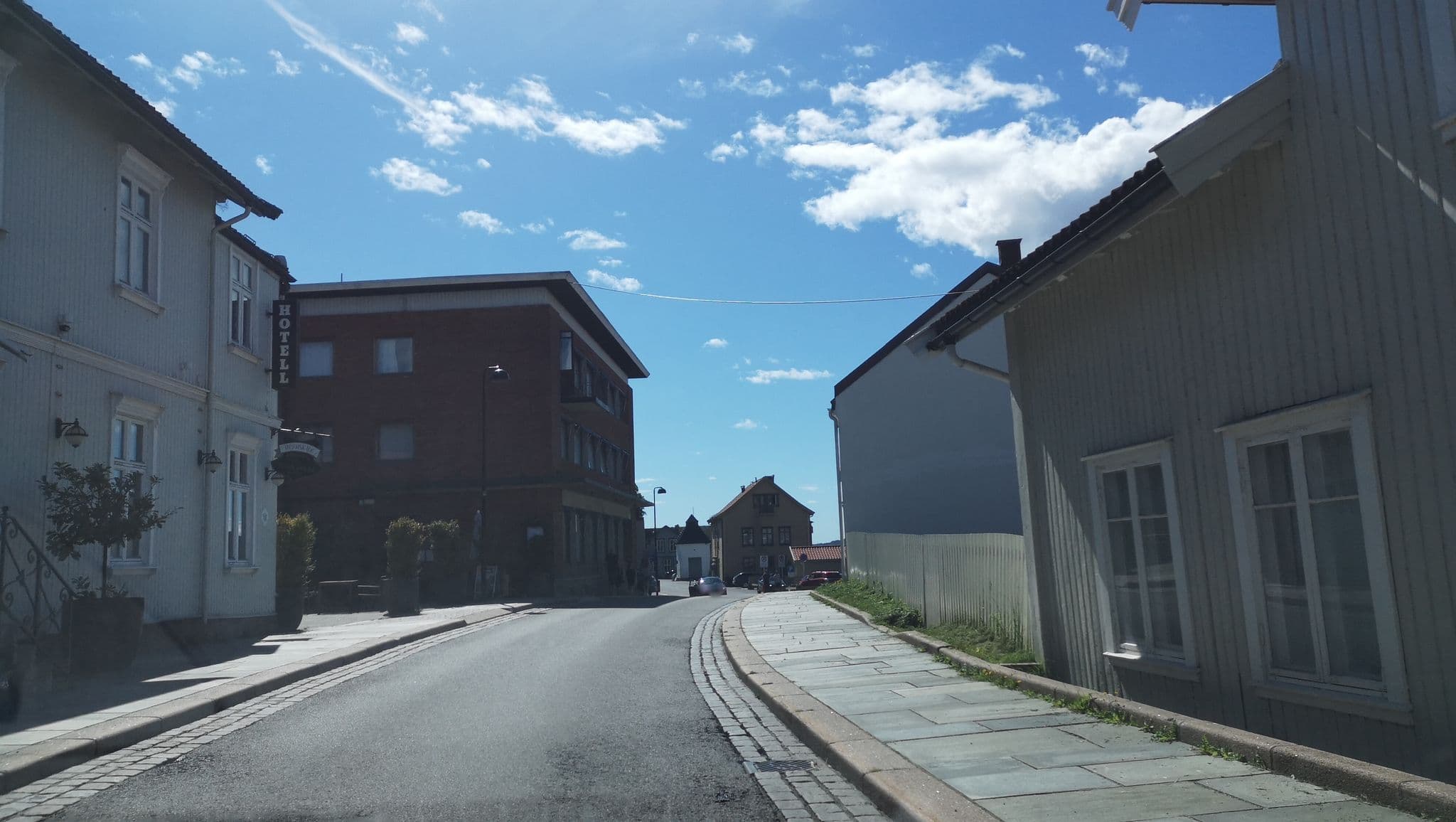 Street view near Reenskaug Hotel, Drøbak — © matiaslavik (CC BY-SA · Mapillary)