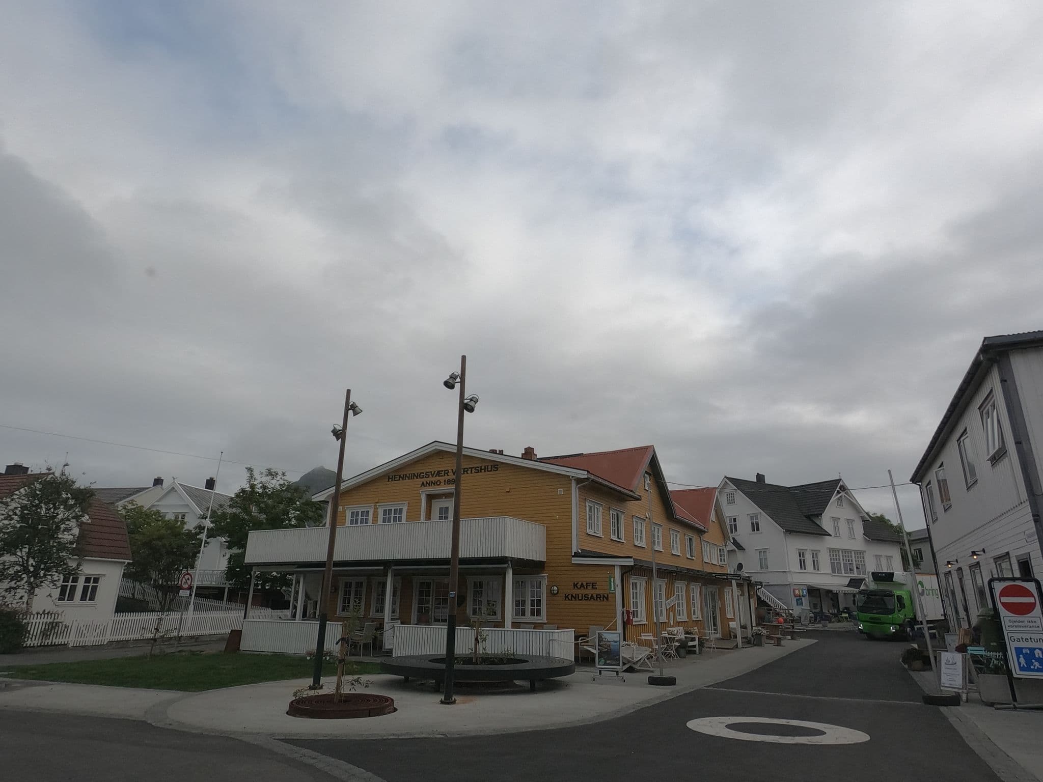 Street view near Lofoten Arctic Henningsvær Vertshus, Kabelvåg — © sigtill (CC BY-SA · Mapillary)