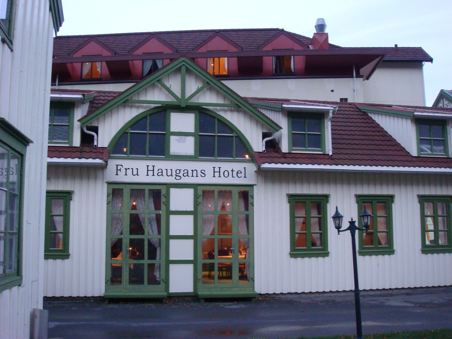 Fru Haugans Hotel (via Wikimedia Commons, CC BY-SA 3.0)