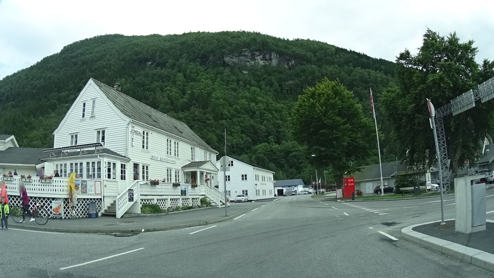 Street view near Jondal Gjestgjevarstad, Norheimsund — © kino (CC BY-SA · Mapillary)