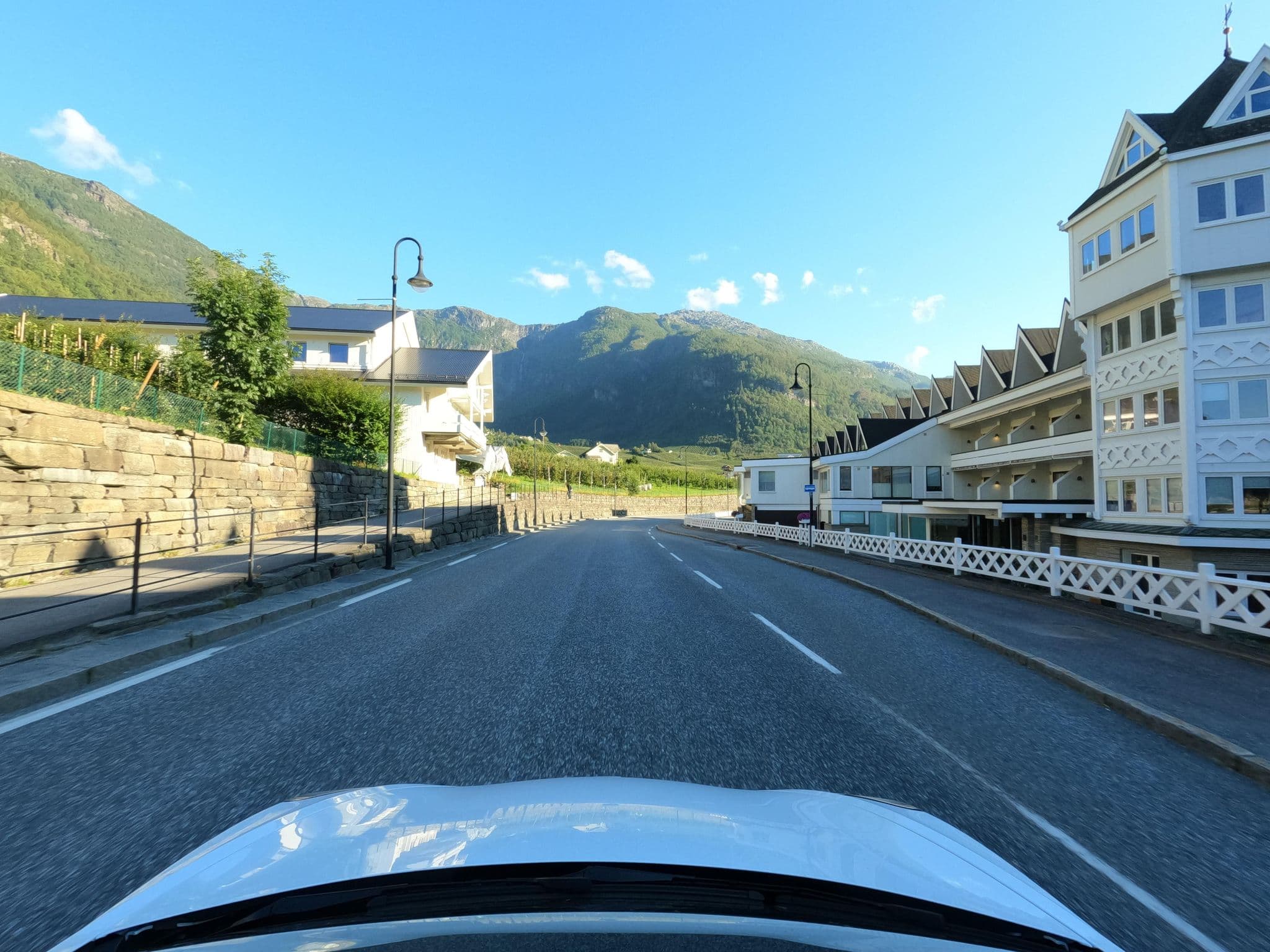 Street view near Hotel Ullensvang, Øystese — © catoandersen (CC BY-SA · Mapillary)