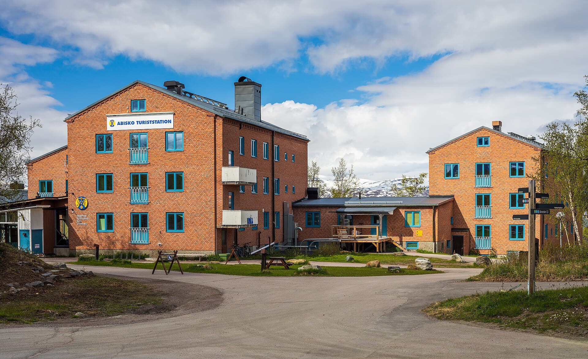 STF Abisko Turiststation (via Wikimedia Commons, CC BY-SA 4.0)