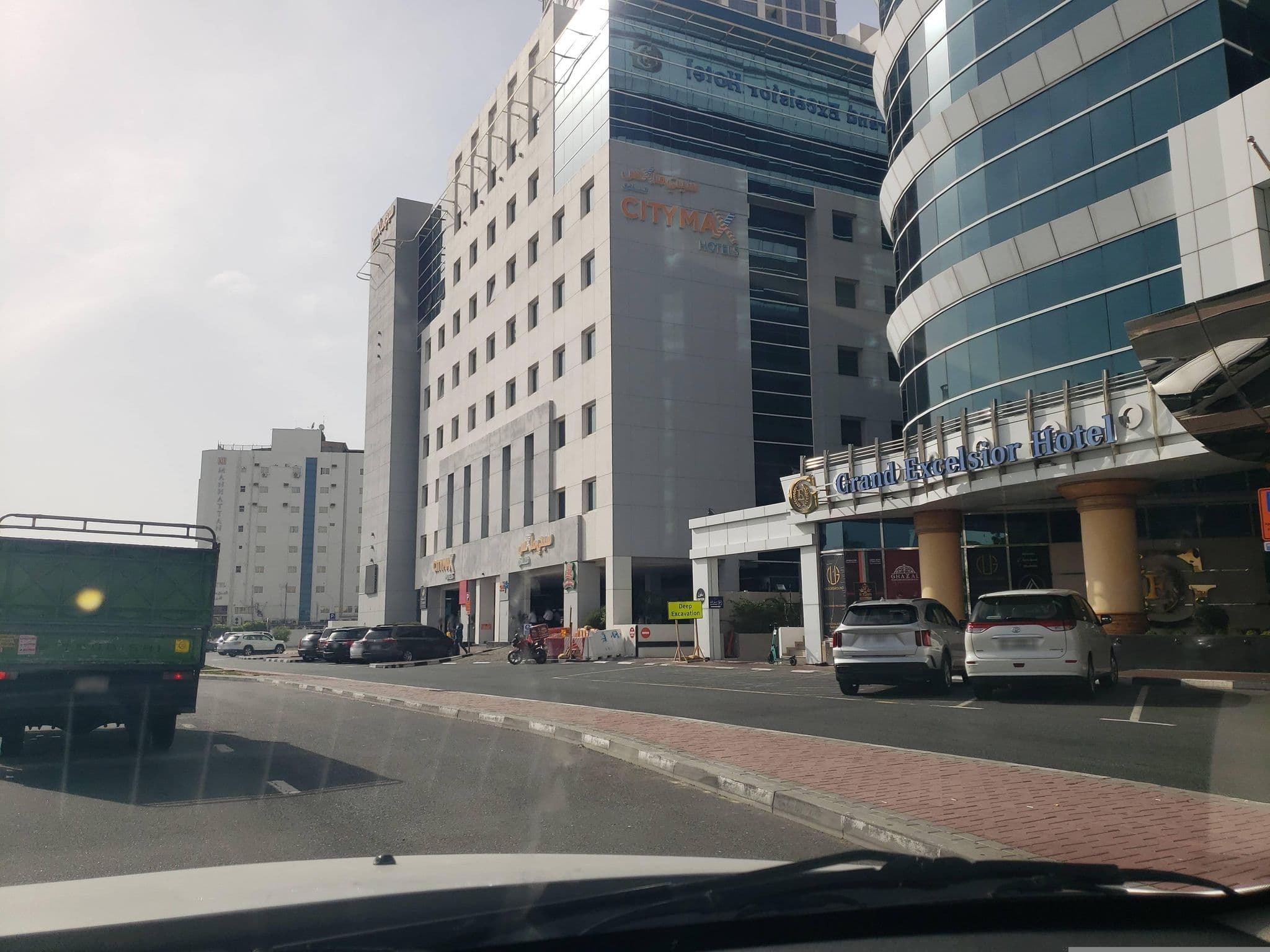 Street view near Grand Excelsior Hotel, Mankhūl — © mapfool (CC BY-SA · Mapillary)