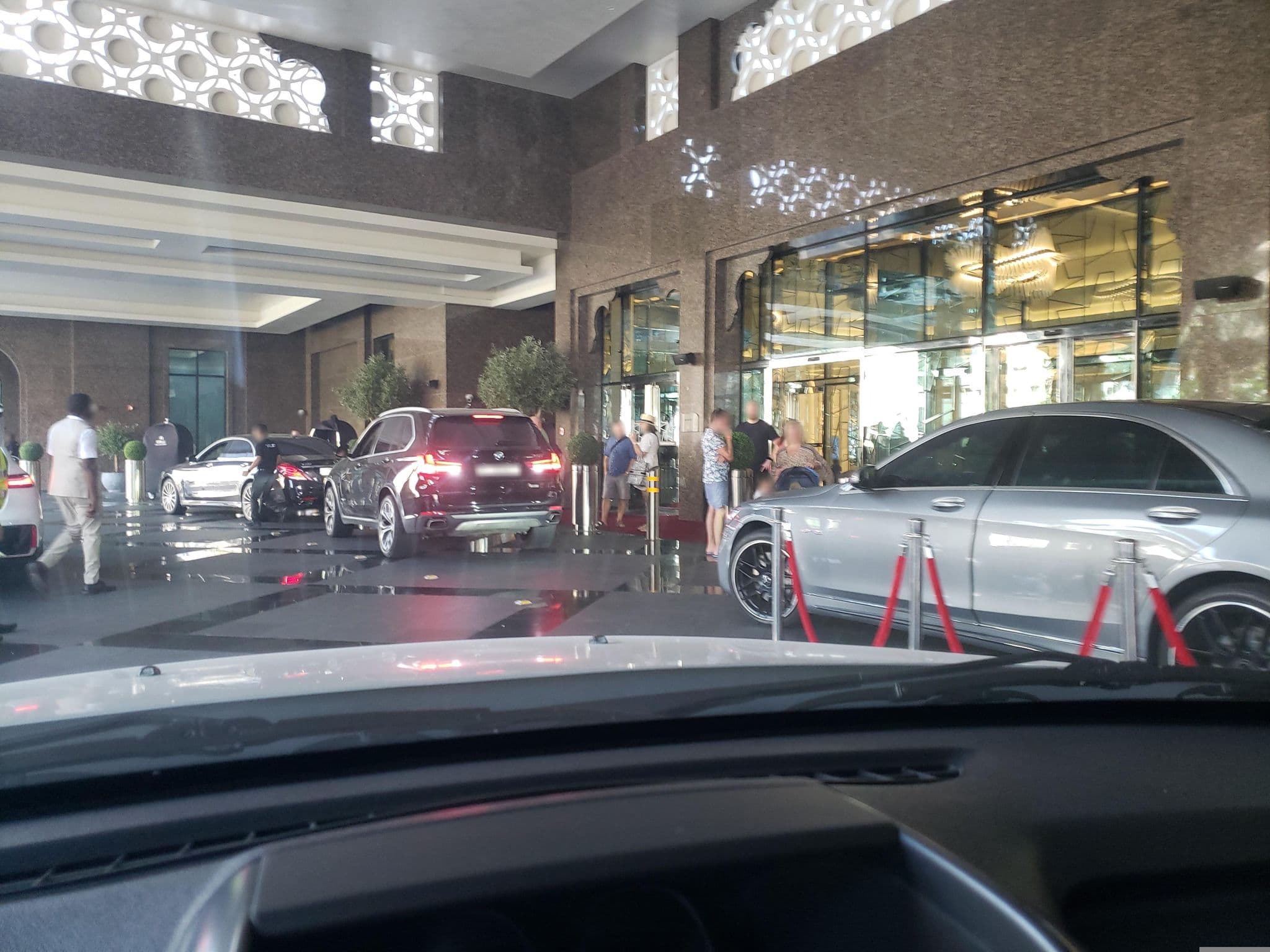 Street view near Hilton Dubai Palm Jumeirah, The Palm Jumeirah — © mapfool (CC BY-SA · Mapillary)