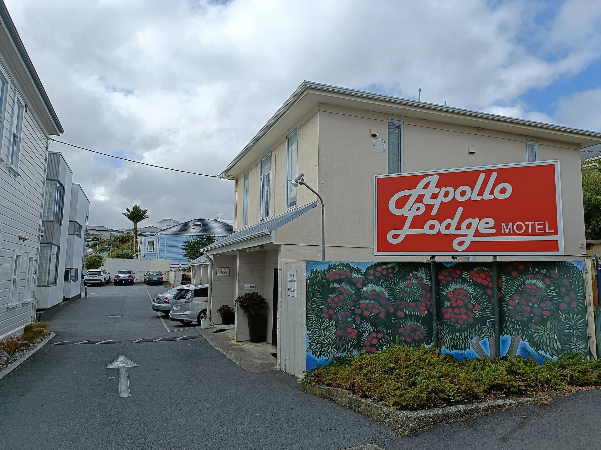 Apollo Lodge Motel (via Wikimedia Commons, CC BY-SA 3.0)