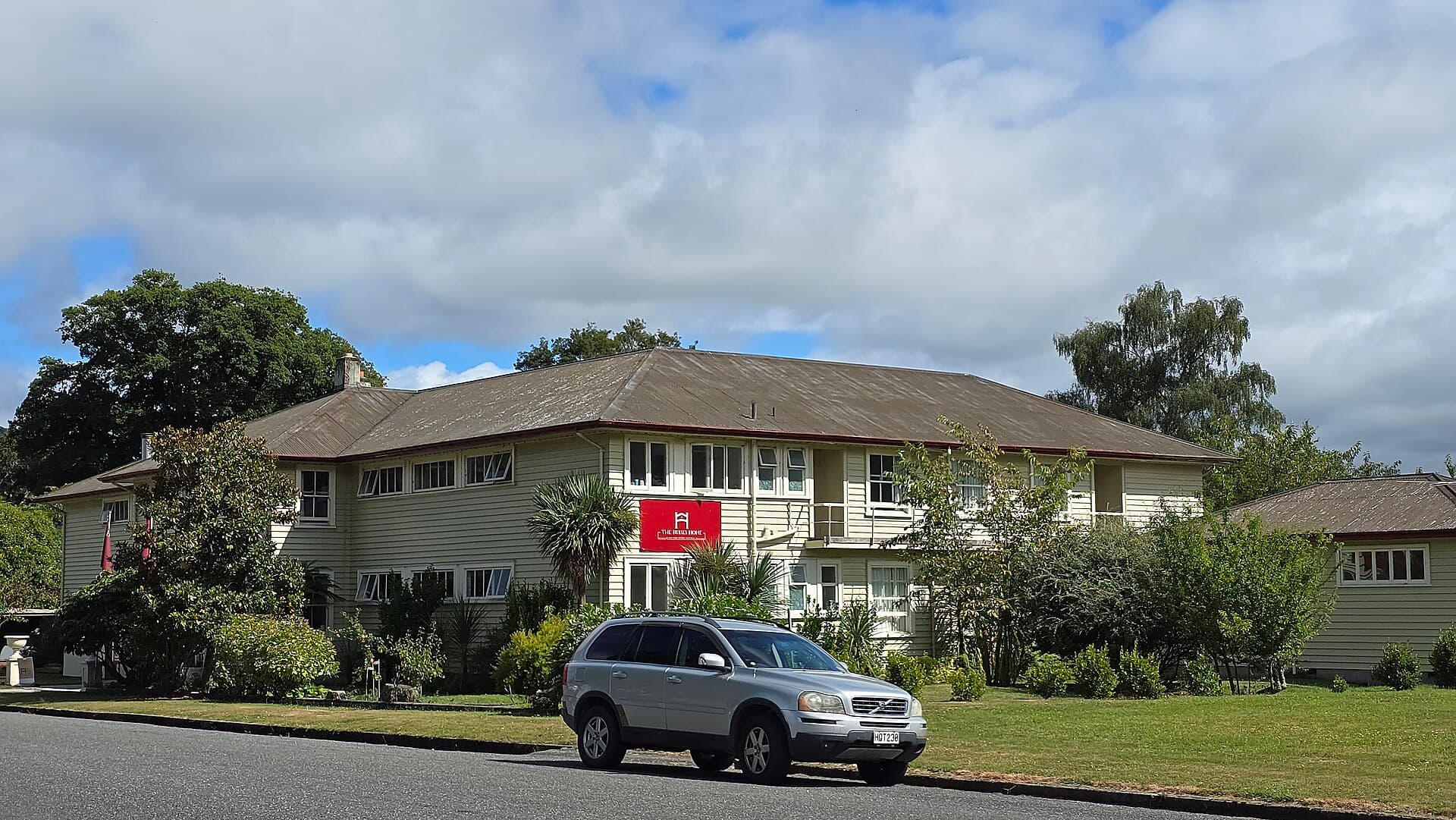 The Old Nurses Home (via Wikimedia Commons, CC BY-SA 3.0)