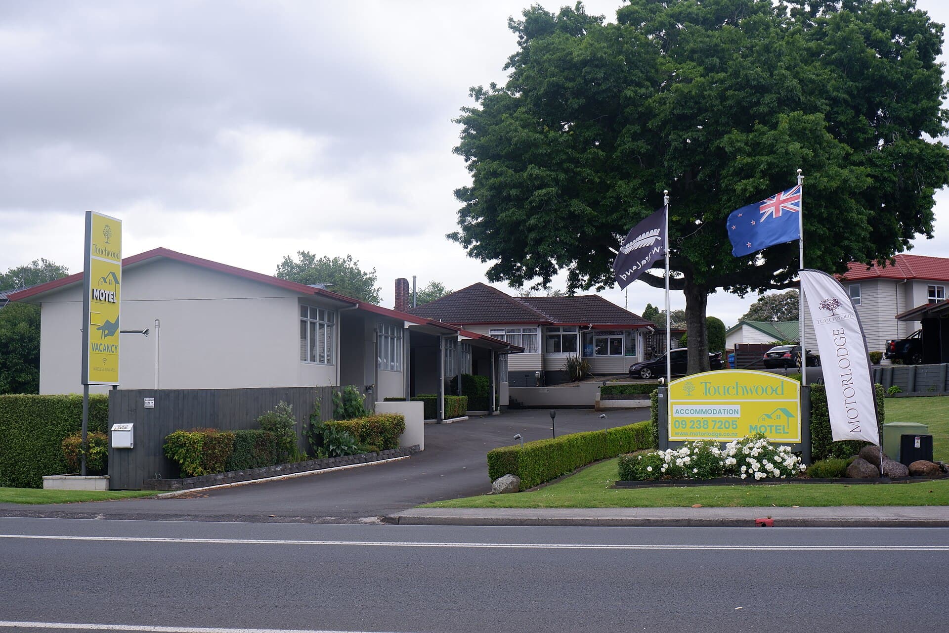 Touchwood Motor Lodge (via Wikimedia Commons, CC BY-SA 3.0)