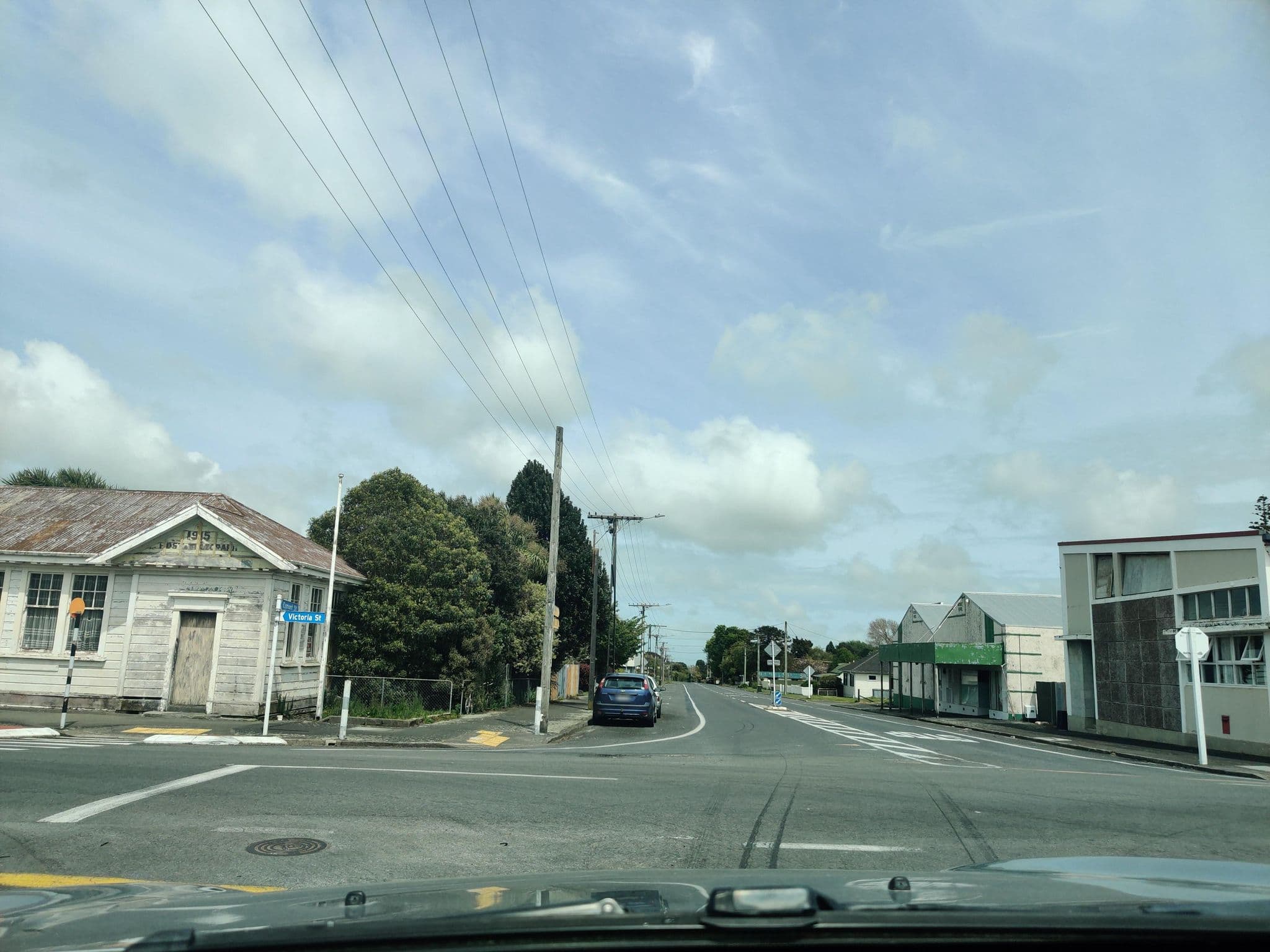 Street view near Kaponga Hotel, Eltham — © elphix (CC BY-SA · Mapillary)