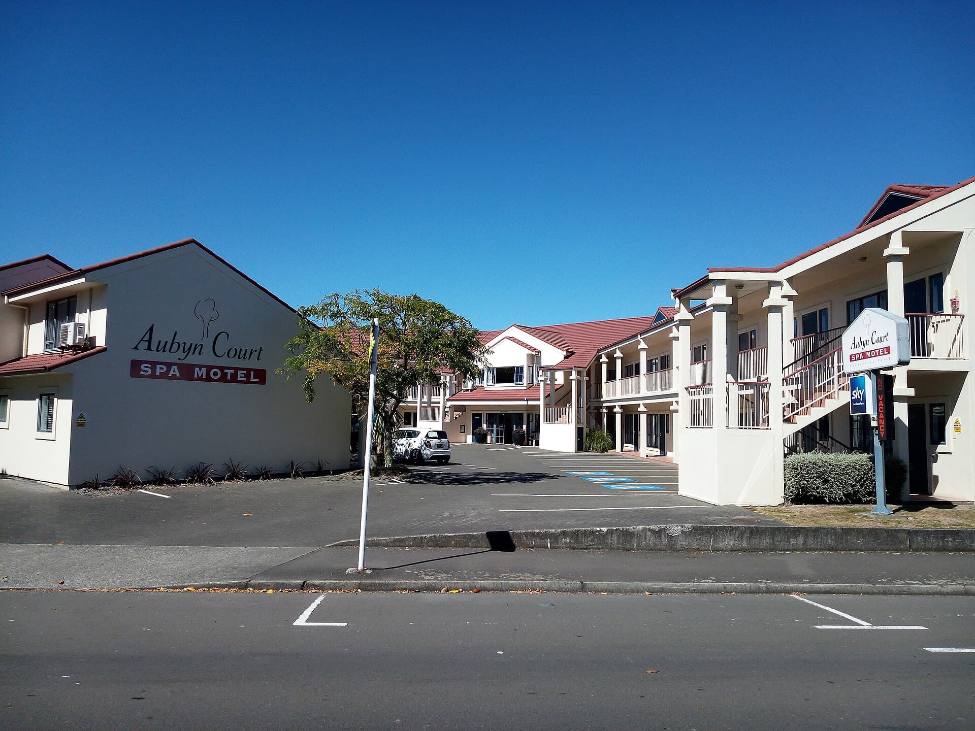 Aubyn Court Spa Motel (via Wikimedia Commons, CC BY-SA 4.0)