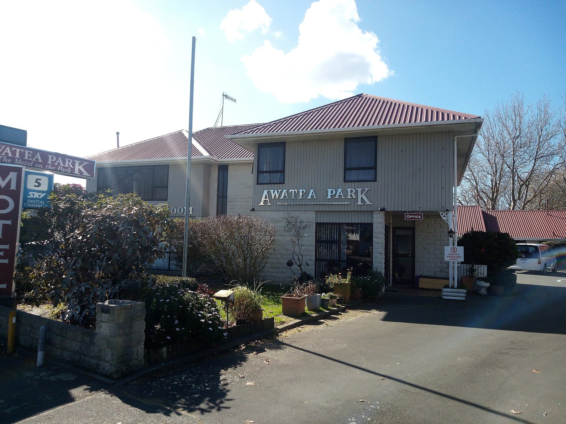 Awatea Park Motel (via Wikimedia Commons, CC BY-SA 4.0)