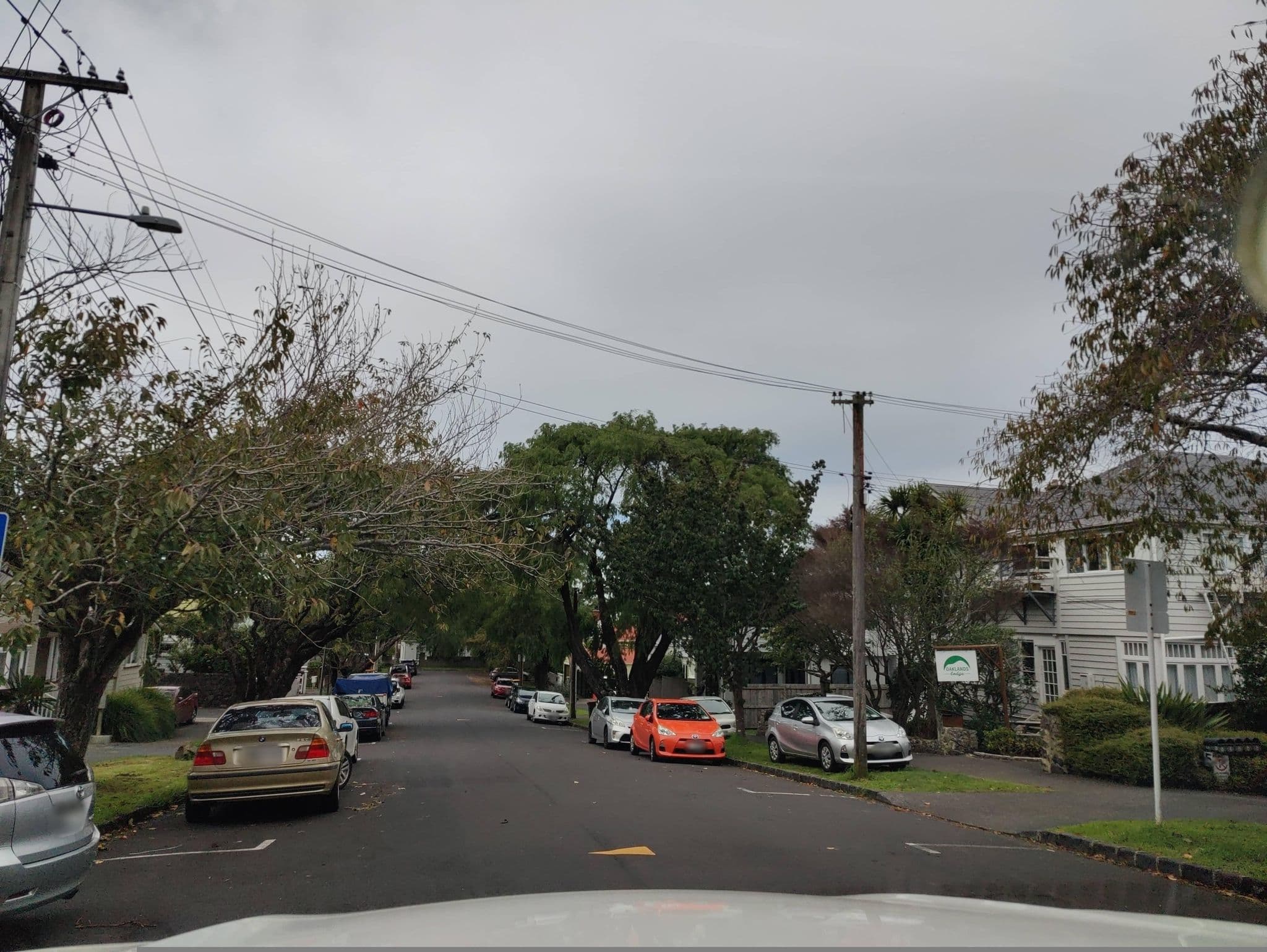 Street view near Oaklands Lodge Backpackers Hostel, Mount Eden — © elphix (CC BY-SA · Mapillary)